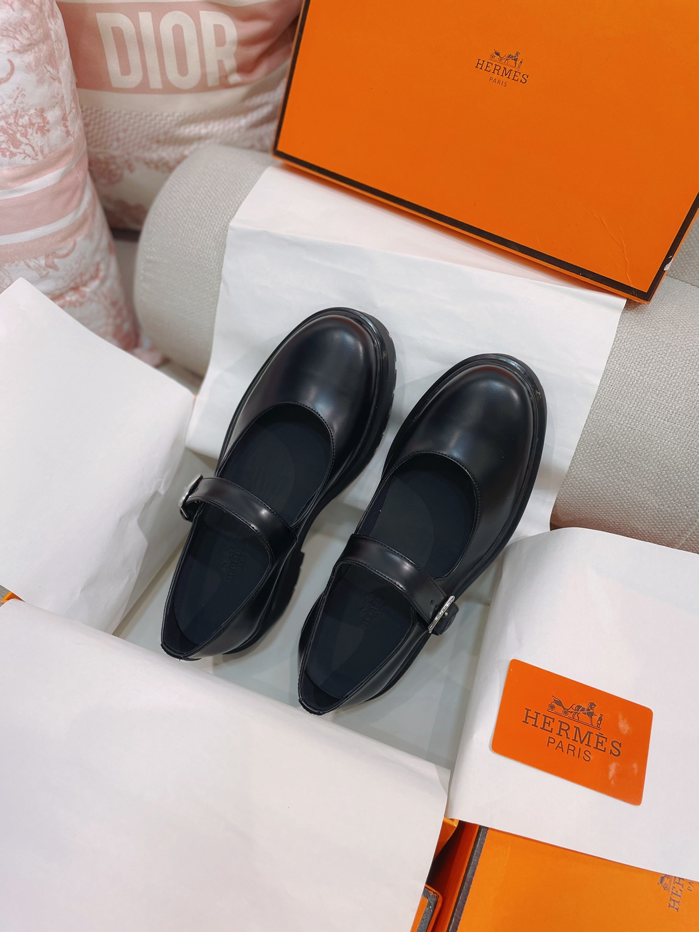 NO:253841,New H brand. Official website new Hoxton glossy Mary Jane Oxford shoes. Herme* top-level original single version, ZP comparison and making products, the highest version on the market is not afraid of comparison and can withstand any comparison. ZP quality, upper H special top-level cowhide leather. Inner and insoles are fixedly dyed sheepskin. Sole open-mold rubber sole. Shoe style is also consistent with ZP high-end glossy calfskin Mary Jane shoes, paired with thick sole with 6cm grooves, easy to wear and look taller, matched with a brand new top-layer calfskin fabric, decorated with the iconic 