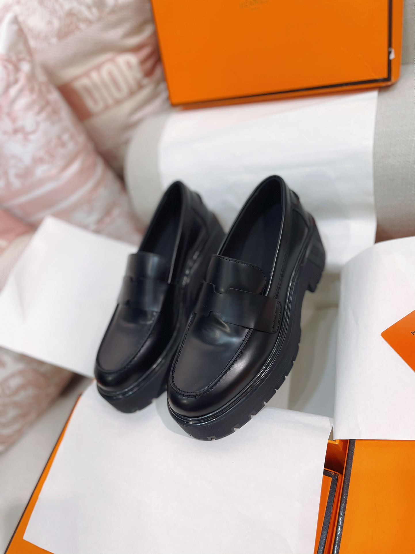 NO:253846,New H brand. Official website new Hitch glossy calfskin loafers Oxford shoes and small leather shoes. Herme* top-level original single version, ZP comparison and making goods. The highest version on the market is not afraid of comparison and can withstand any comparison. ZP quality, upper H special top-level cowhide cowhide. Inner and insoles are fixedly dyed sheepskin. Sole open-mold rubber sole. Shoe style is also consistent with ZP high-end  The classic 