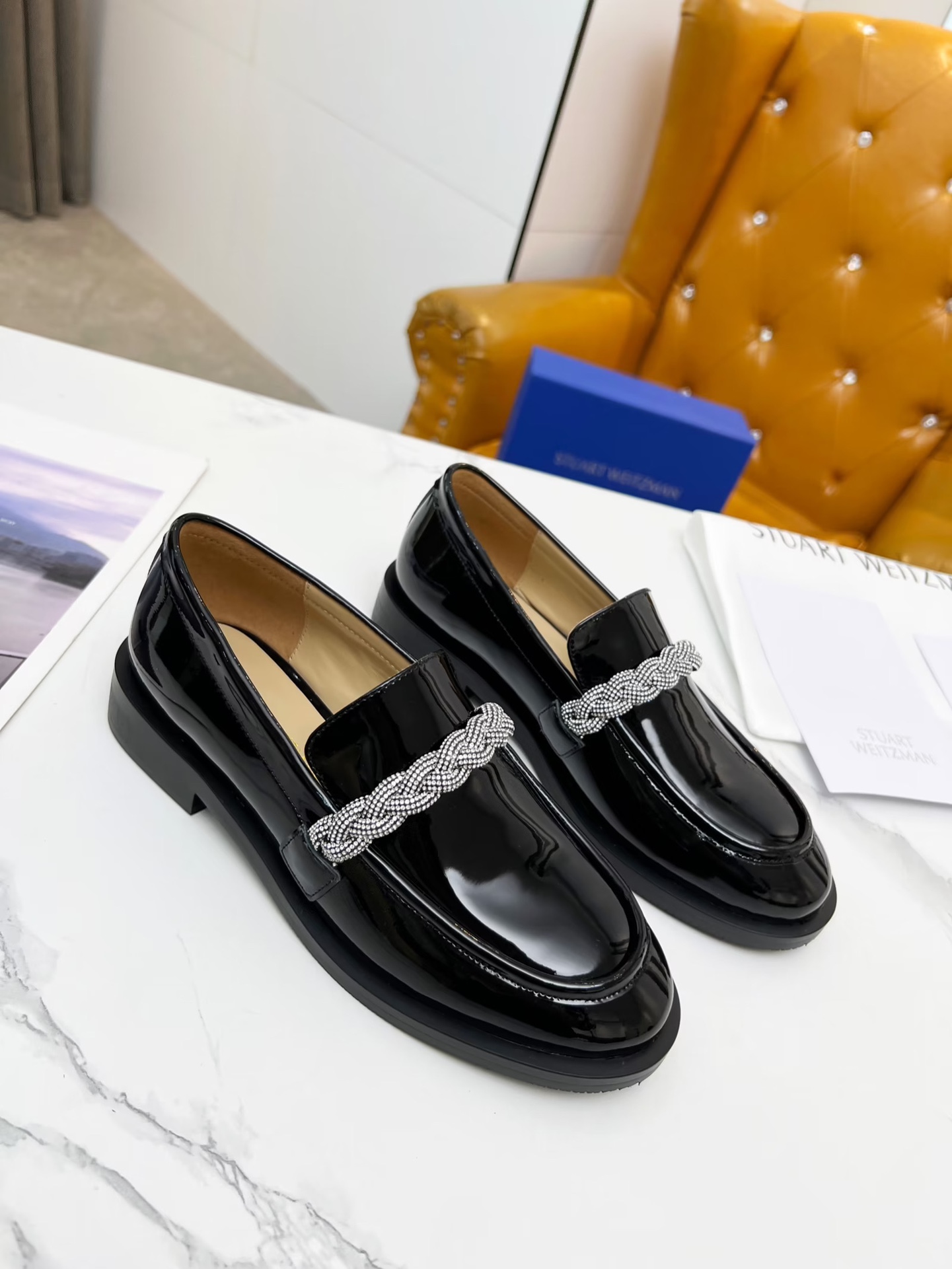 New Stuart Weitzman 2023 Collection: Stylish Air Shoes with Platinum Pearl Decoder - 图片 2