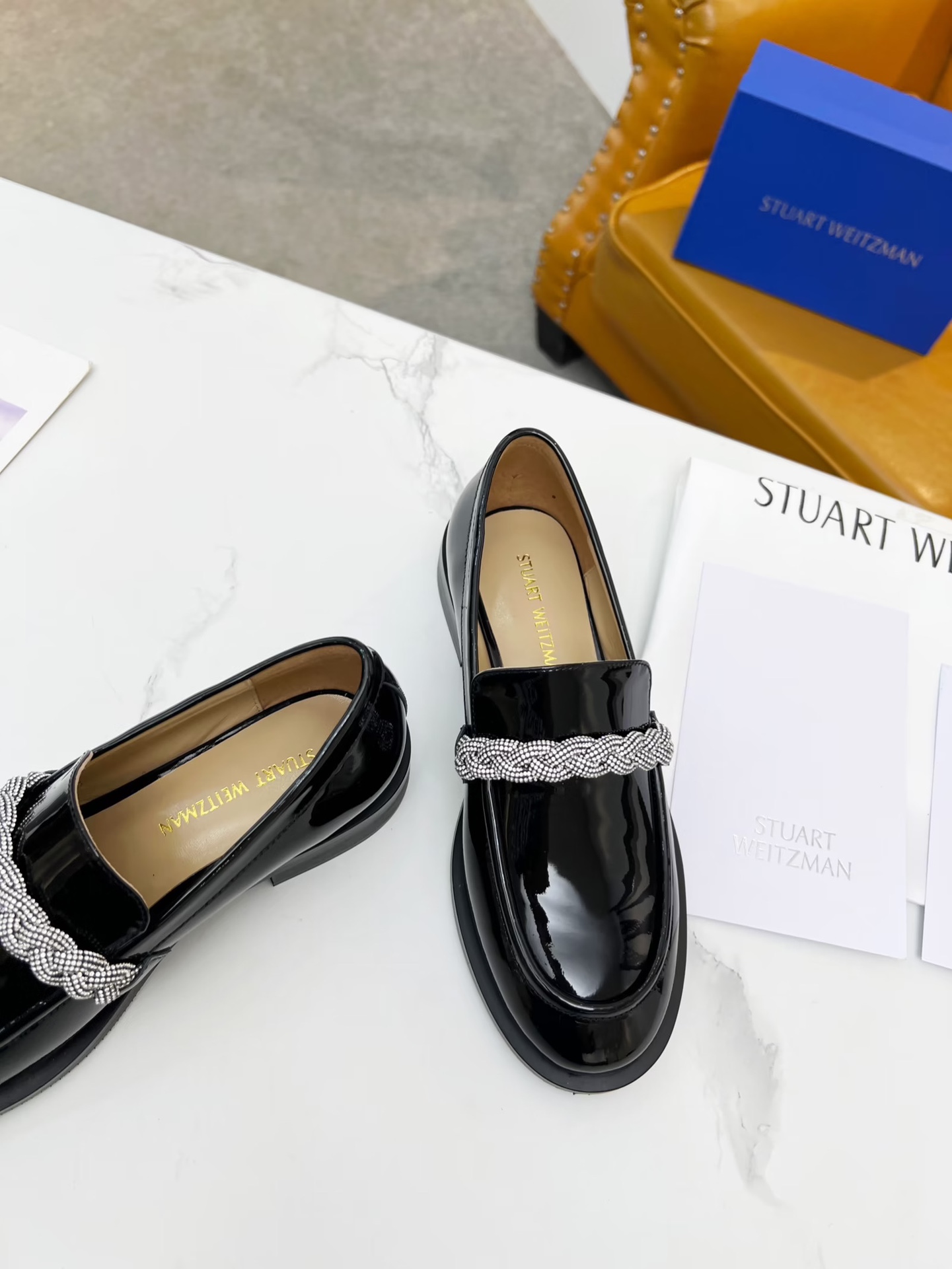 New Stuart Weitzman 2023 Collection: Stylish Air Shoes with Platinum Pearl Decoder - 图片 5