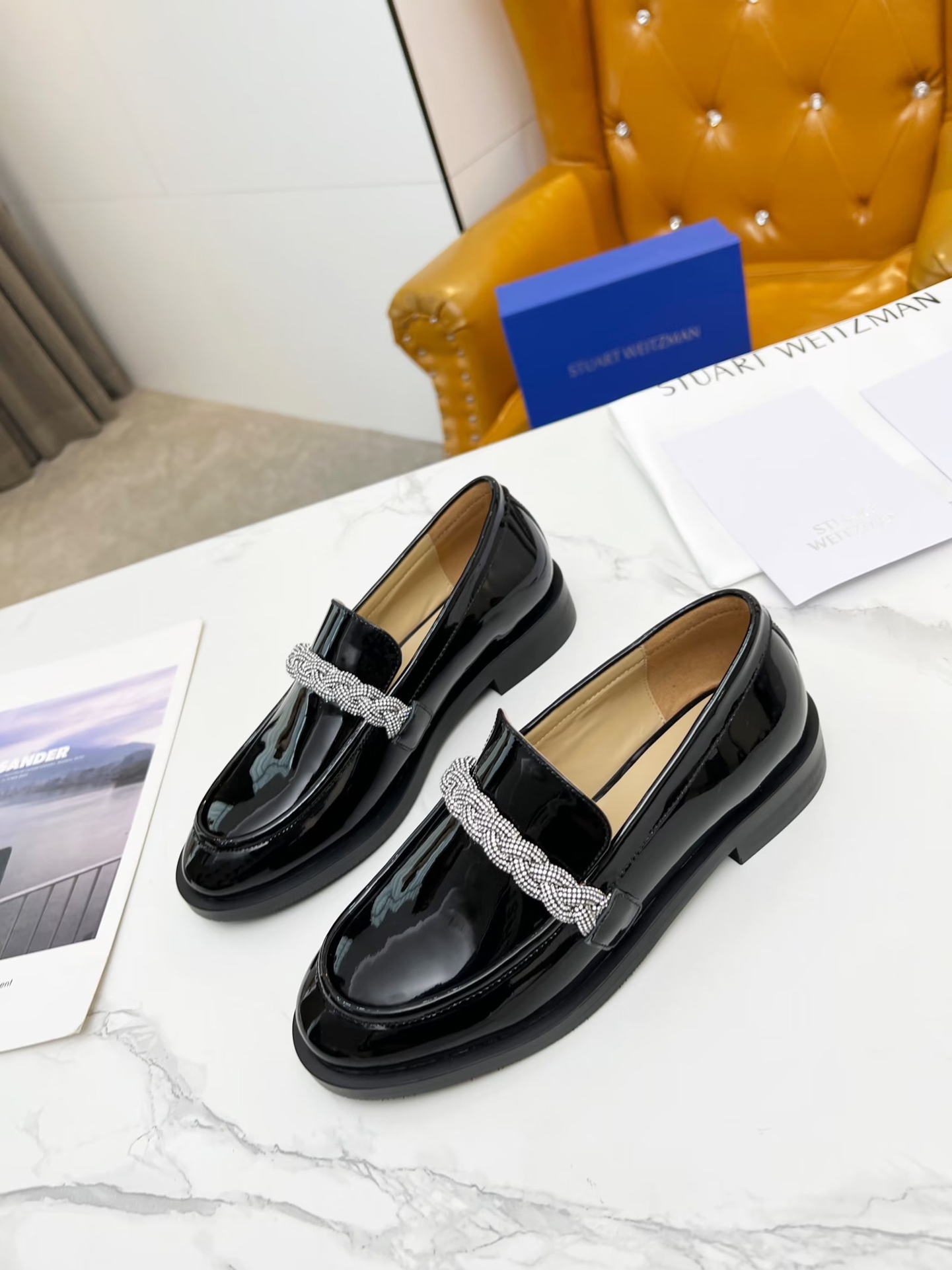 New Stuart Weitzman 2023 Collection: Stylish Air Shoes with Platinum Pearl Decoder - 图片 3