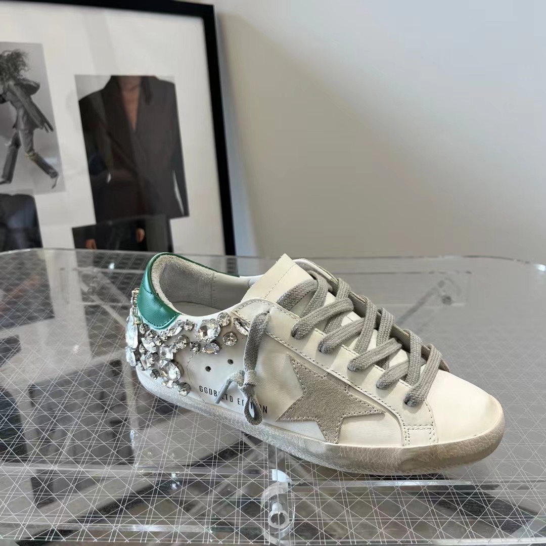 NO:392571,(Long-term production.) Hand-sewn diamond green tail with green tail and color code Upgraded with new packaging for top counters ggdb star Golden goose small dirty shoes diamond tail series ggdb small dirty shoes chip Niuli high version men and women couples autumn and winter new single shoes Golden Gse Deluxe Brand SUPER$TAR N pair of genuine disassembly and decomposes # The best market is not convinced # The redness is earlier than the white shoes, breaking the traditional aesthetic, the small dirty shoes have done it!  Celebrity private server demonstration is so versatile!  No need to worry about washing shoes anymore!  The original matte cowhide leather on the upper (the essence of the old one) Customized towel material + Italian cowhide leather inside, exclusive latex pad with 3cm height-enhancing insoles can be taken out. The old craftsman polished by hand, even the soles are unruly dirty, with a combination of edges and a high-standard shipment!  Women's Size: 35-40. Men's Size 40-44 Men's Size 10. 34 45 46 Custom made without return and exchange. Please know if you place an order: Because there are many colors and colors, you can change the color. Support the same color adjustment for women's Size, and only the same color tone code is supported. Colored men's Size 10.) Hand over the homework, casual shoes/sports shoes, sneakers, cowhide, gold19860909（长期做货.） 手工缝钻绿尾同色调码 升级顶级专柜新包装ggdb star 黄金鹅小脏鞋钻尾系列 ggdb小脏鞋芯片牛里高版本男女情侣款秋冬新款单鞋Golden Gse Deluxe Brand SUPER$TAR N双正品拆解打版# 市场最优不服来比 # 火红程度比小白鞋还要早,打破传统审美,小脏鞋做到了！明星私服上脚示范 就是这么百搭 ！再也不用担心洗鞋的问题啦！ 鞋面原版磨砂牛皮（做旧精髓所在） 内里定制毛巾料+意大利牛皮, 独家开模乳胶垫 3cm内增高鞋垫可以拿出来哦 老工匠手工打磨,就连鞋底也是不羁的脏,包边组合大底,高标准出货！ 女码:35-40. 男码40-44 男码10. 34 45 46 可定做不退换 下单请知悉: 由于颜色款色繁多备注可换色的.支持女码同款调色,备注不换色的仅支持同色调码,彩色男码一律只调上下码） 交作业啦,休闲鞋/运动鞋,sneakers,cowhide,gold,Women's Shoes