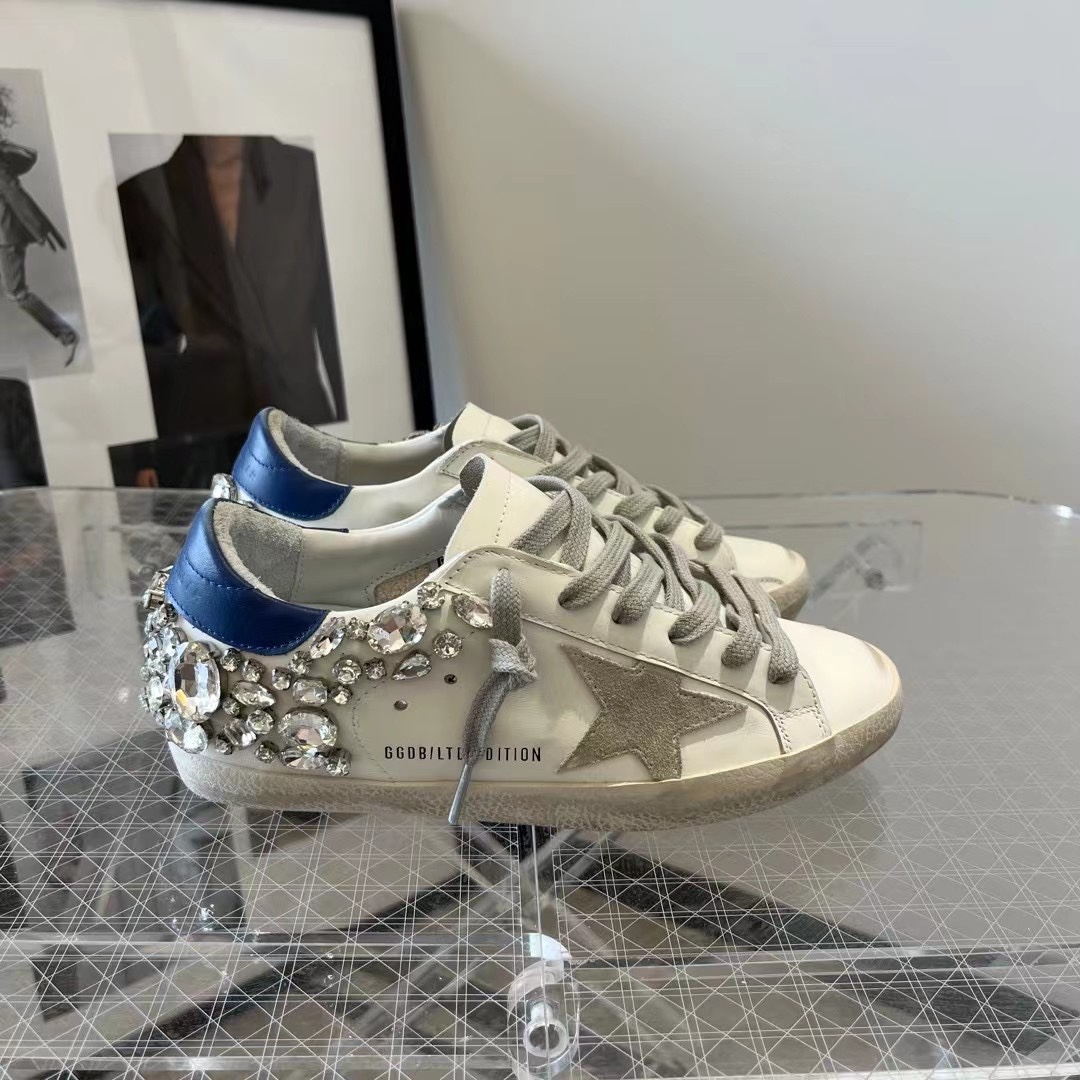 NO:392568,(Long-term production.) Hand-stitched diamond blue tail with the same color tone code, upgraded to top counter new packaging ggdb star Golden goose small dirty shoes diamond tail series ggdb small dirty shoes chip Niuli high version men and women couples autumn and winter new single shoes Golden Gse Deluxe Brand SUPER$TAR N pair of genuine disassembly version# The best market is not convinced, and the hot red is earlier than the white shoes, breaking the traditional aesthetic, the small dirty shoes have done it!  Celebrity private server demonstration is so versatile!  No need to worry about washing shoes anymore!  The original matte cowhide leather on the upper (the essence of the old one) Customized towel material + Italian cowhide leather inside, exclusive latex pad with 3cm height-enhancing insoles can be taken out. The old craftsman polished by hand, even the soles are unruly dirty, with a combination of edges and a high-standard shipment!  Women's Size: 35-40. Men's Size 40-44 Men's Size 10. 34 45 46 Custom made without return and exchange. Please know if you place an order: Because there are many colors and colors, you can change the color. Support the same color adjustment for women's Size, and only the same color tone code is supported. Colored men's Size 10.) Hand over the homework, casual shoes/sports shoes, sneakers, cowhide, gold19860909（长期做货.） 手工缝钻蓝尾同色调码 升级顶级专柜新包装ggdb star 黄金鹅小脏鞋钻尾系列 ggdb小脏鞋芯片牛里高版本男女情侣款秋冬新款单鞋Golden Gse Deluxe Brand SUPER$TAR N双正品拆解打版# 市场最优不服来比 # 火红程度比小白鞋还要早,打破传统审美,小脏鞋做到了！明星私服上脚示范 就是这么百搭 ！再也不用担心洗鞋的问题啦！ 鞋面原版磨砂牛皮（做旧精髓所在） 内里定制毛巾料+意大利牛皮, 独家开模乳胶垫 3cm内增高鞋垫可以拿出来哦 老工匠手工打磨,就连鞋底也是不羁的脏,包边组合大底,高标准出货！ 女码:35-40. 男码40-44 男码10. 34 45 46 可定做不退换 下单请知悉: 由于颜色款色繁多备注可换色的.支持女码同款调色,备注不换色的仅支持同色调码,彩色男码一律只调上下码） 交作业啦,休闲鞋/运动鞋,sneakers,cowhide,gold,Women's Shoes