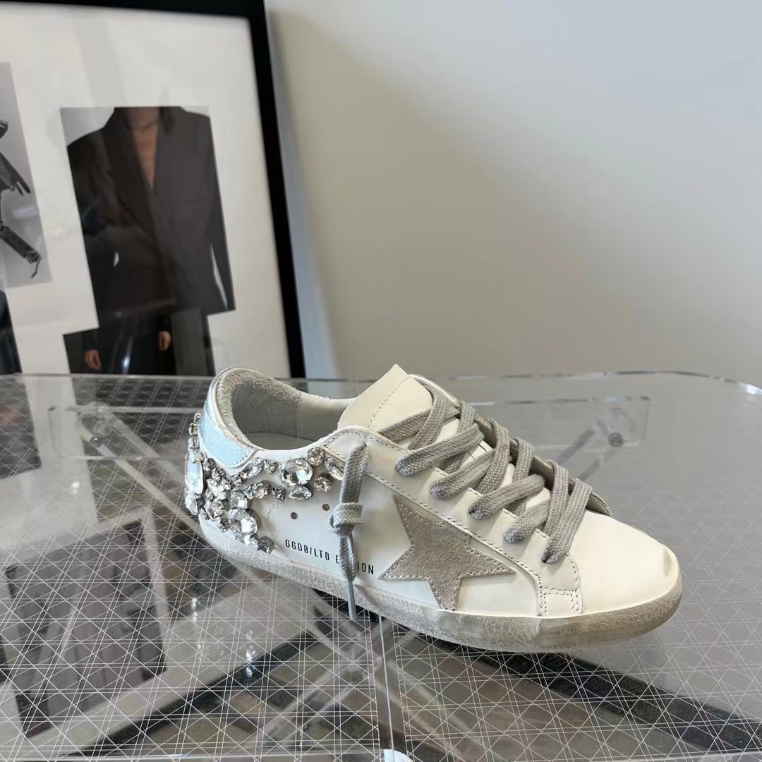 NO:392562,(Long-term production.) Hand-sewn diamond silver tail with the same color tone code, upgraded to top counter new packaging ggdb star Golden goose small dirty shoes diamond tail series ggdb small dirty shoes chip Niuli high version men and women couples autumn and winter new single shoes Golden Gse Deluxe Brand SUPER$TAR N pair of genuine disassembly version# The best market is not convinced, and the hot red is earlier than the white shoes, breaking the traditional aesthetic, the small dirty shoes have done it!  Celebrity private server demonstration is so versatile!  No need to worry about washing shoes anymore!  The original matte cowhide leather on the upper (the essence of the old one) Customized towel material + Italian cowhide leather inside, exclusive latex pad with 3cm height-enhancing insoles can be taken out. The old craftsman polished by hand, even the soles are unruly dirty, with a combination of edges and a high-standard shipment!  Women's Size: 35-40. Men's Size 40-44 Men's Size 10. 34 45 46 Custom made without return and exchange. Please know if you place an order: Because there are many colors and colors, you can change the color. Support the same color adjustment for women's Size, and only the same color tone code is supported. Colored men's Size 10.) Hand over the homework, casual shoes/sports shoes, sneakers, cowhide, gold19860909（长期做货.） 手工缝钻银尾同色调码 升级顶级专柜新包装ggdb star 黄金鹅小脏鞋钻尾系列 ggdb小脏鞋芯片牛里高版本男女情侣款秋冬新款单鞋Golden Gse Deluxe Brand SUPER$TAR N双正品拆解打版# 市场最优不服来比 # 火红程度比小白鞋还要早,打破传统审美,小脏鞋做到了！明星私服上脚示范 就是这么百搭 ！再也不用担心洗鞋的问题啦！ 鞋面原版磨砂牛皮（做旧精髓所在） 内里定制毛巾料+意大利牛皮, 独家开模乳胶垫 3cm内增高鞋垫可以拿出来哦 老工匠手工打磨,就连鞋底也是不羁的脏,包边组合大底,高标准出货！ 女码:35-40. 男码40-44 男码10. 34 45 46 可定做不退换 下单请知悉: 由于颜色款色繁多备注可换色的.支持女码同款调色,备注不换色的仅支持同色调码,彩色男码一律只调上下码） 交作业啦,休闲鞋/运动鞋,sneakers,cowhide,gold,Women's Shoes