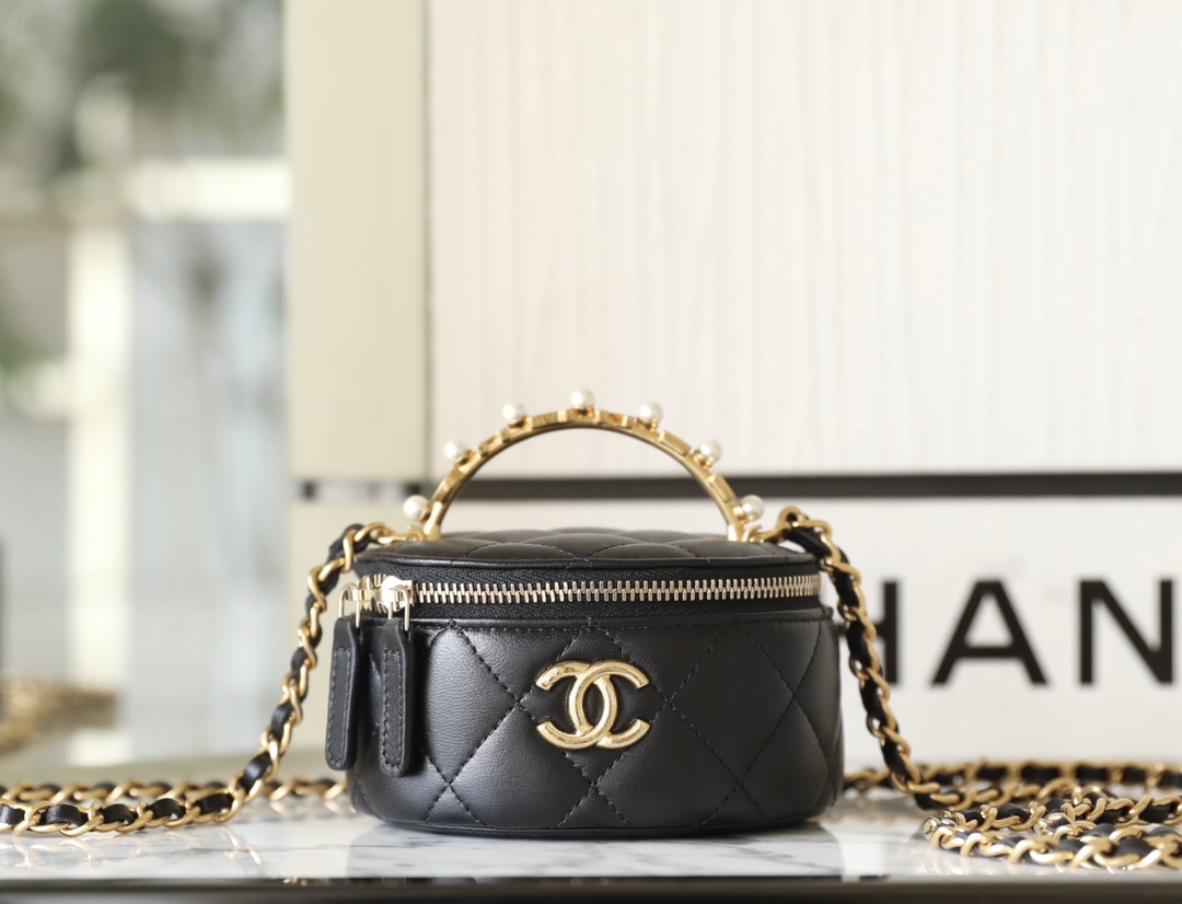 [Chanel Women