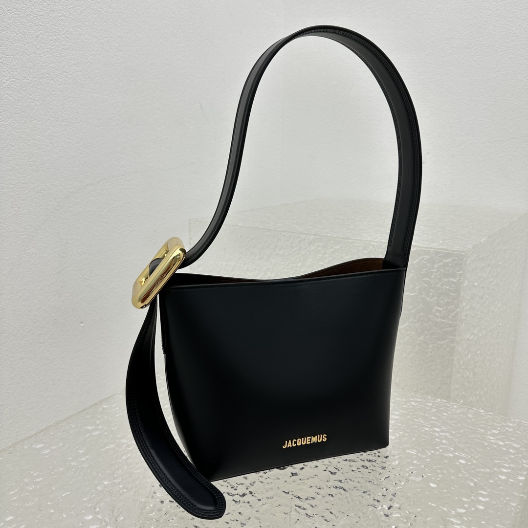 小号黑色新款水桶包由设计师SimonPorteJacquemus所创立的极简美学近年来受到无数时尚迷的喜