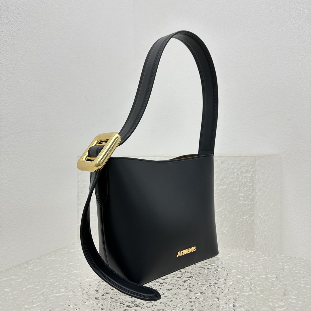 小号黑色新款水桶包由设计师SimonPorteJacquemus所创立的极简美学近年来受到无数时尚迷的喜