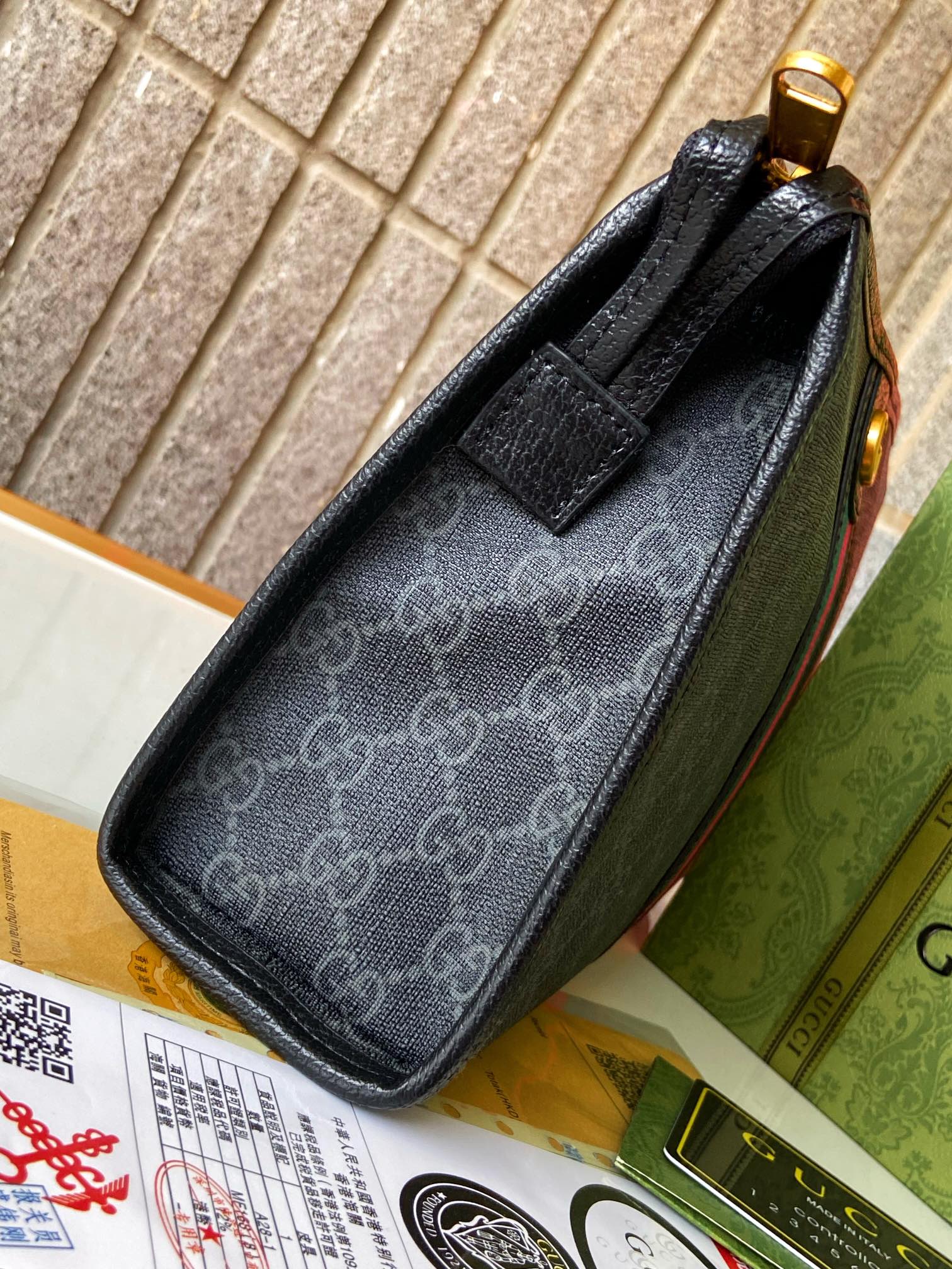  GUCCI 手包型号：#专柜，咖色 顶级原单货专柜新款手拿包流行款，新款的灰色系列。高端大气，时尚有品