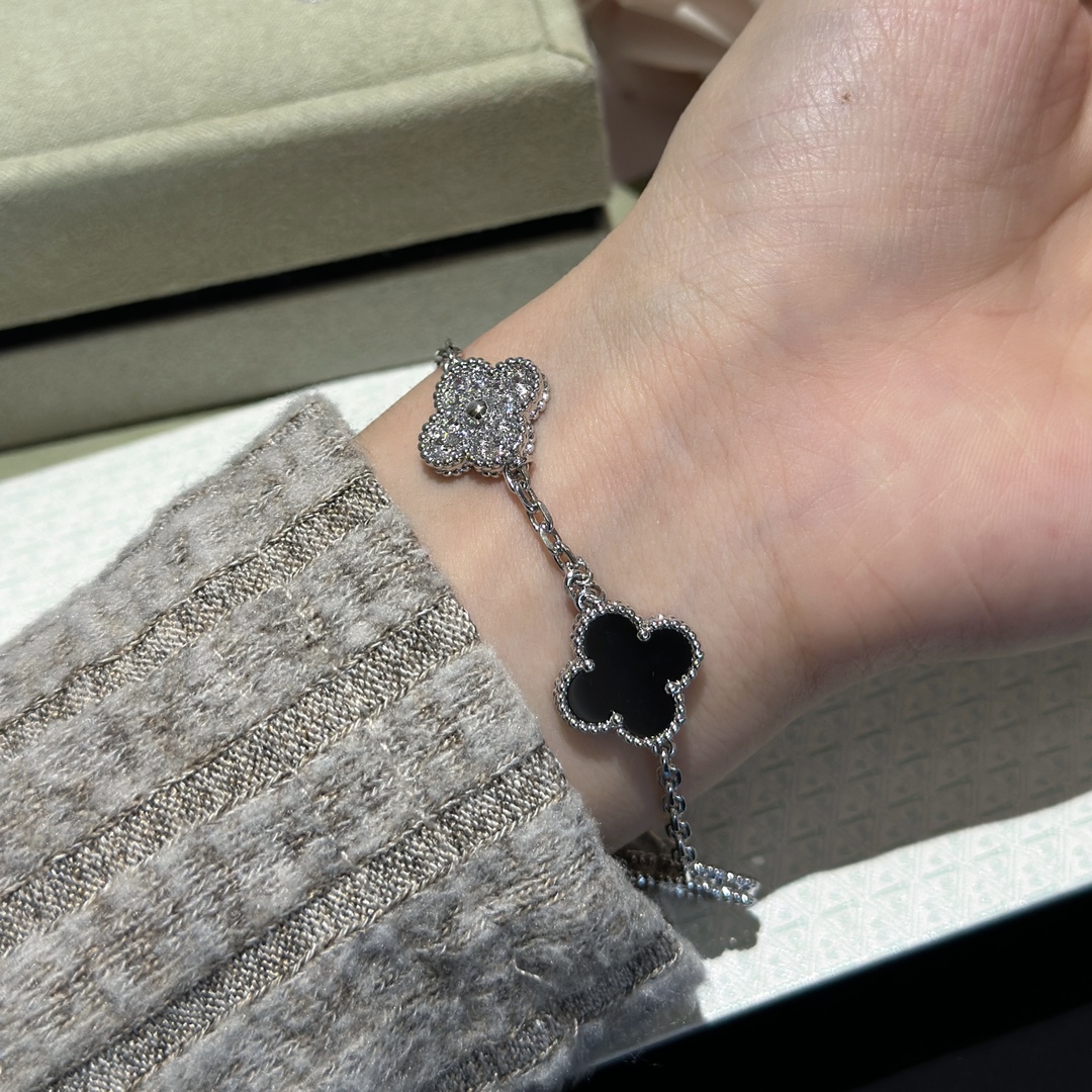 NO:631318,A must-have item for spring travel. Double-flowered four-leaf clover bracelet. Natural black agate spliced ​​with zircon. Thick 18k white gold plating. Limited time special offer of 88300. Bracelet. Cartier high-end jewelry.19860909春天出游必备单品 双花四叶草手链 天然黑玛瑙拼接锆石 厚镀18k白金,限时特惠88300,,bracelet,卡迪亚高端饰品,Jewelry
