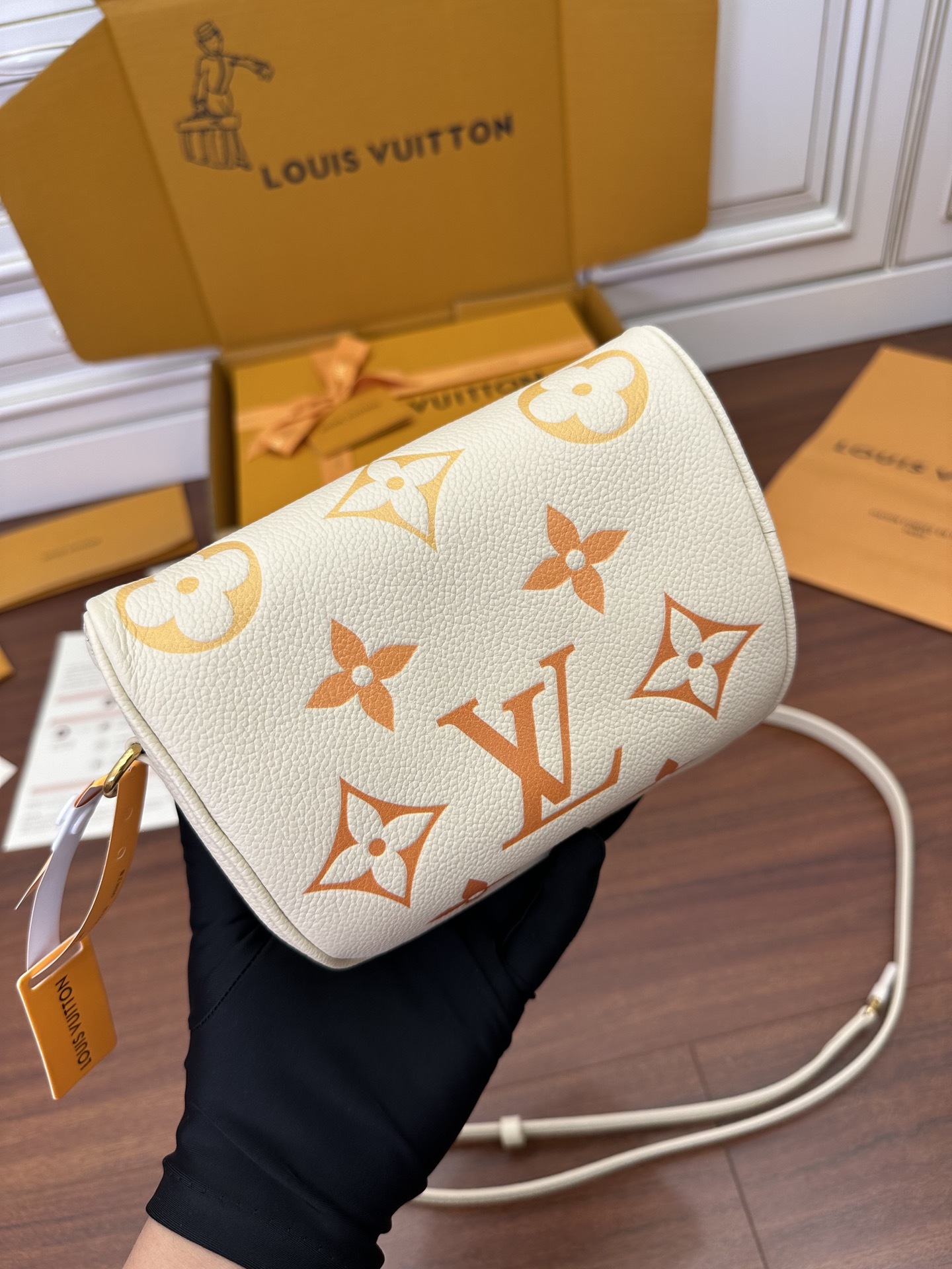 独家首发型号特正版M82208品质全面再次升级专柜同步电子芯片内码新礼盒礼品袋保护纸铜版电子标签合格证皮