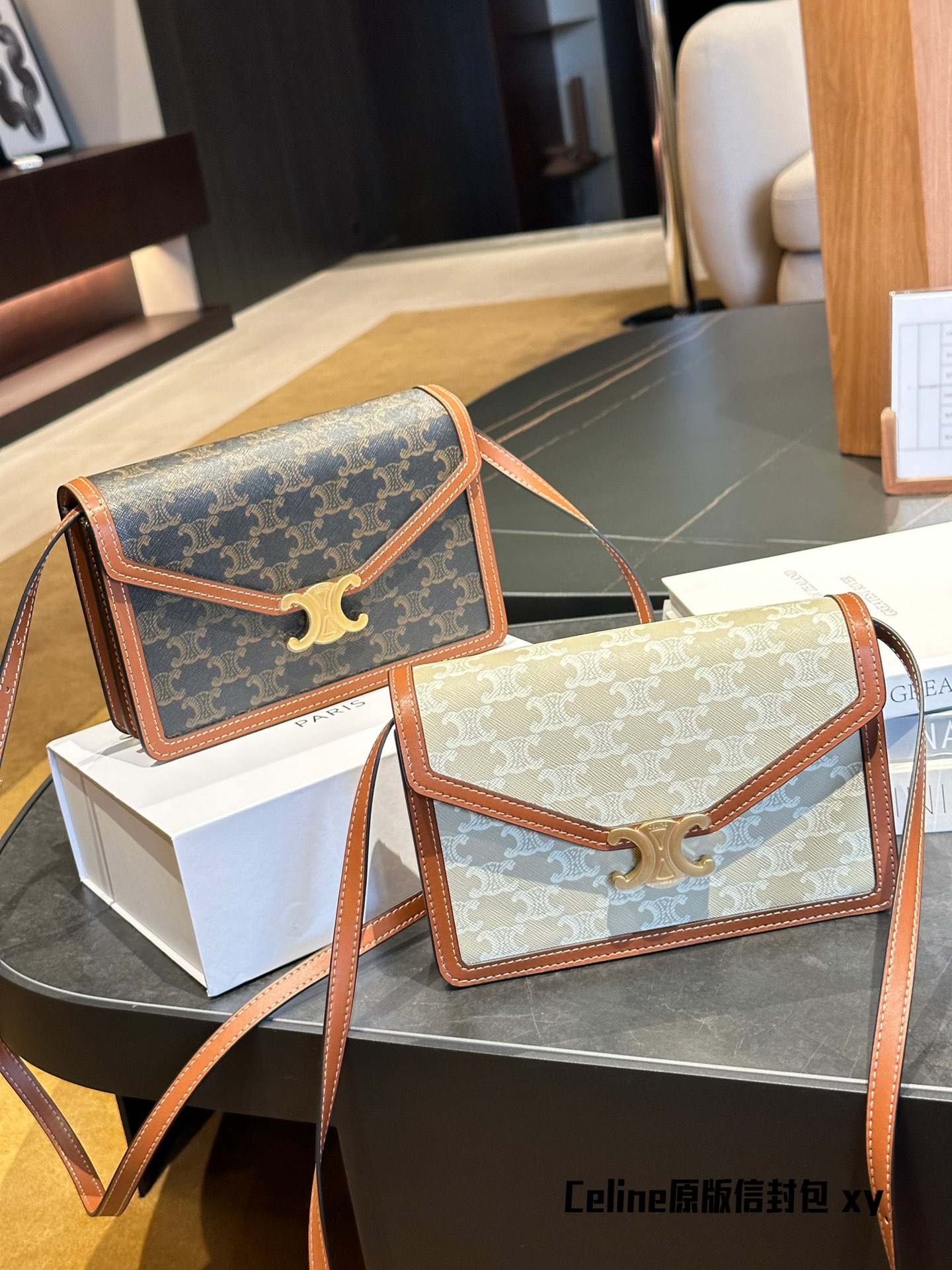 Nuovo su P180 | La borsa di busta sta arrivando! #Big Bags Brand #Celine Arc de Trionphe #Luxury Borse diventa il tocco finale del bling bling in abbinato. rivestimento in pelle di pecora, portatile, spalla e obliqua, chiusura a scatto trioffa, 2 scomparti principali, tasca con cerniera centrale interna, tasca piatta interna, tracolla rimovibile e regolabile, lunghezza minima 48 cm, lunghezza massima 53 cm: 22x15x5 cm