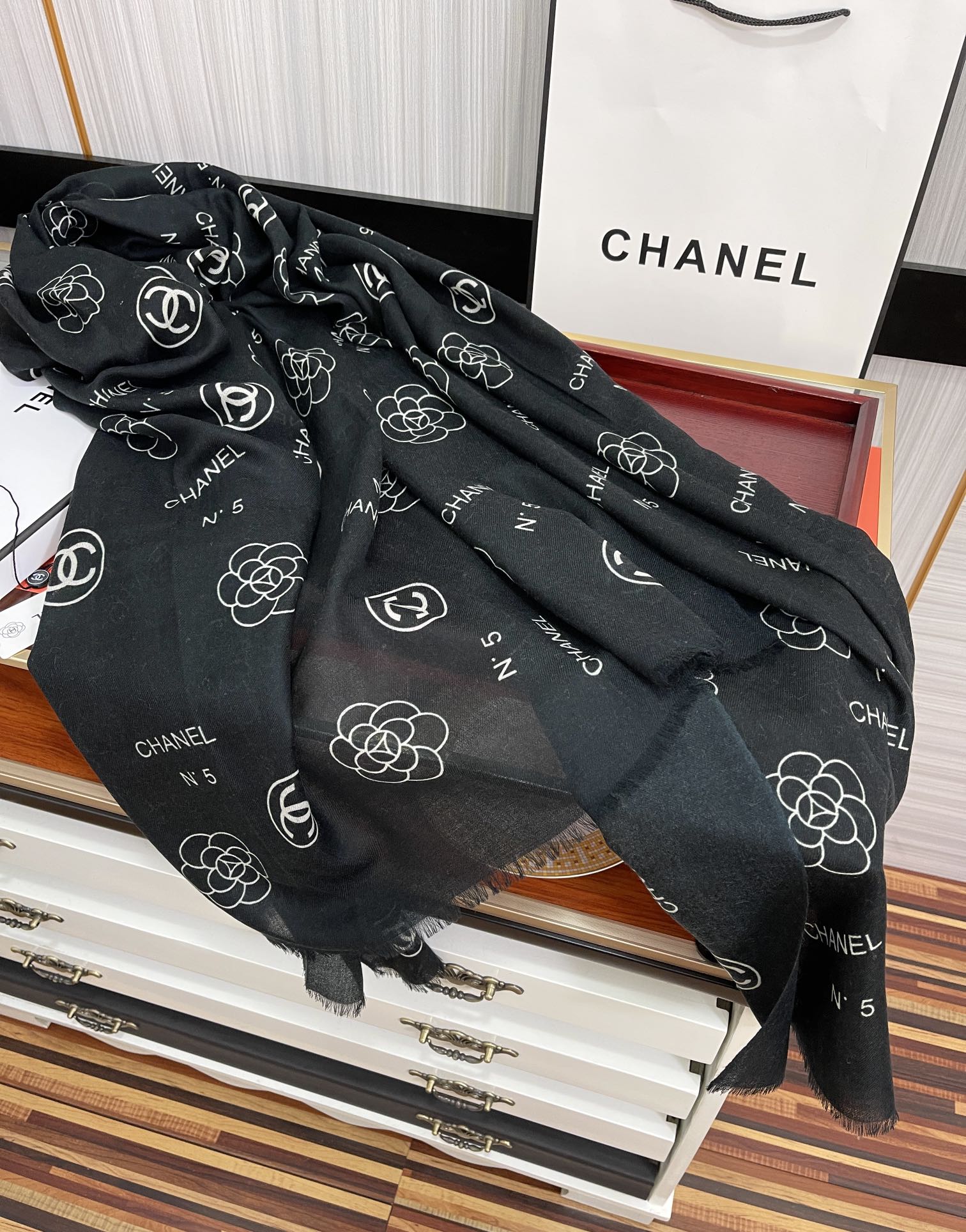 CHANEL香奈儿双c系列300支羊绒长巾