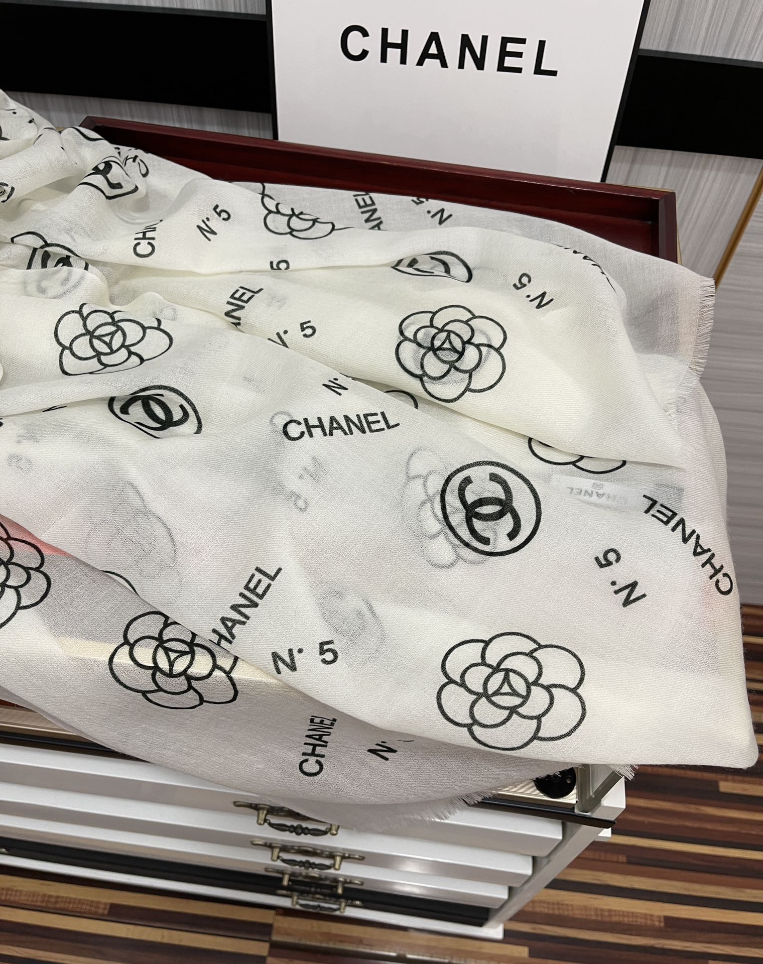 CHANEL香奈儿双c系列300支羊绒长巾