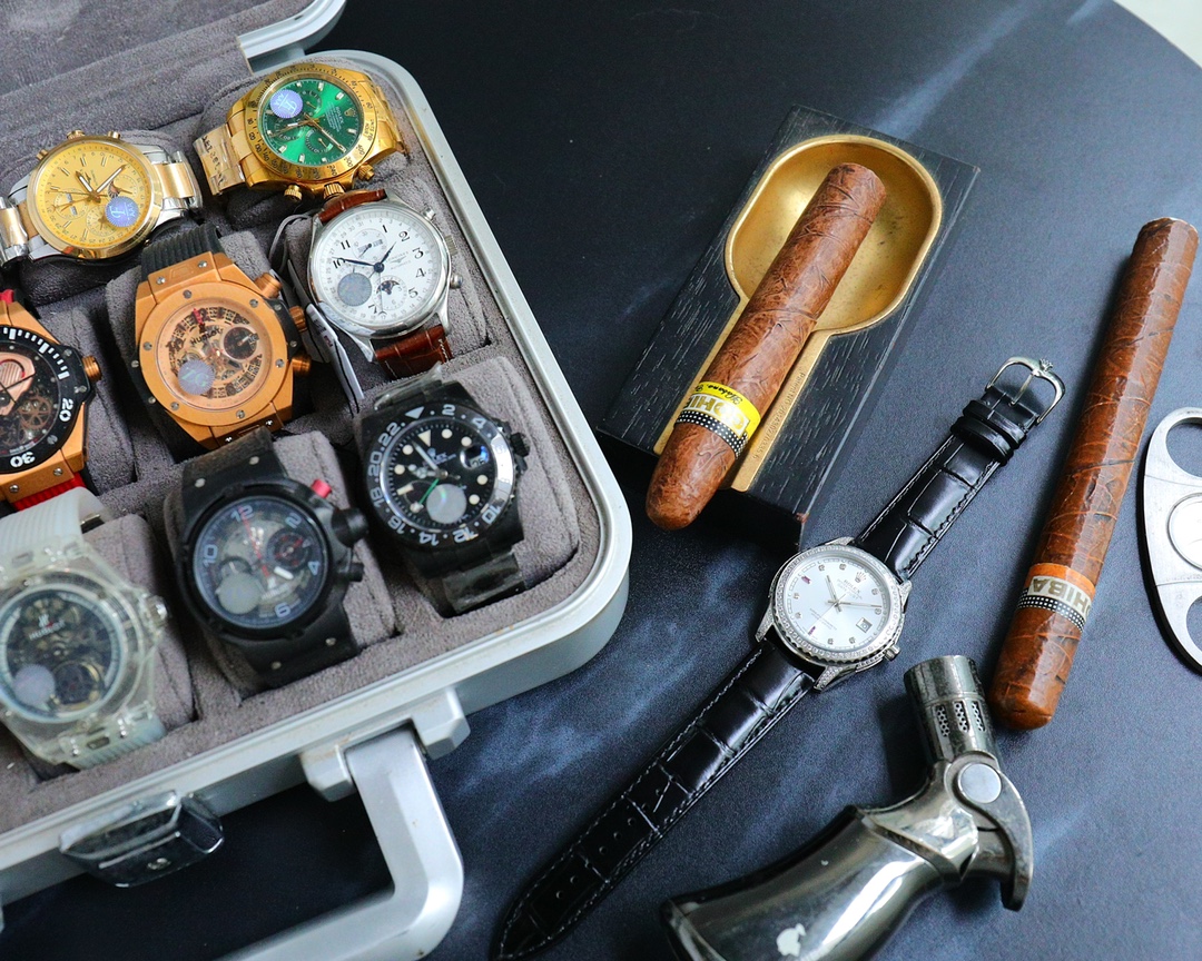 白1000，金1050，钢带➕100
[玫瑰][玫瑰]-劳力士ROLEX 新品推出 与时俱进🔥  奢侈华丽 高贵大气，回头颜值率爆表百分百，高品质升级版表壳定制镶嵌施华洛满钻(可选购不带钻壳版本 精致高端 ） 🎖 搭配精准进口全自动机芯 ，提炼实心316精钢🏅佩戴大气得体 赋予魅力十足 。直径40mm厚度10mm🥇双层防刮原装蓝宝石玻璃！ 💎盘面高级镶嵌施华洛钻搭配天然贝壳一体设计 ， 采用进口精牛皮， 原装针扣 ， 超强防水100米 。[强][强][强]                   劳力士Rolex 从来没有改变世界，而是把它留给戴它的人!以嘹亮的铿锵嗓音，震撼人心。以印证完美的追求，永恒不息！大厂品质！欢迎转载！