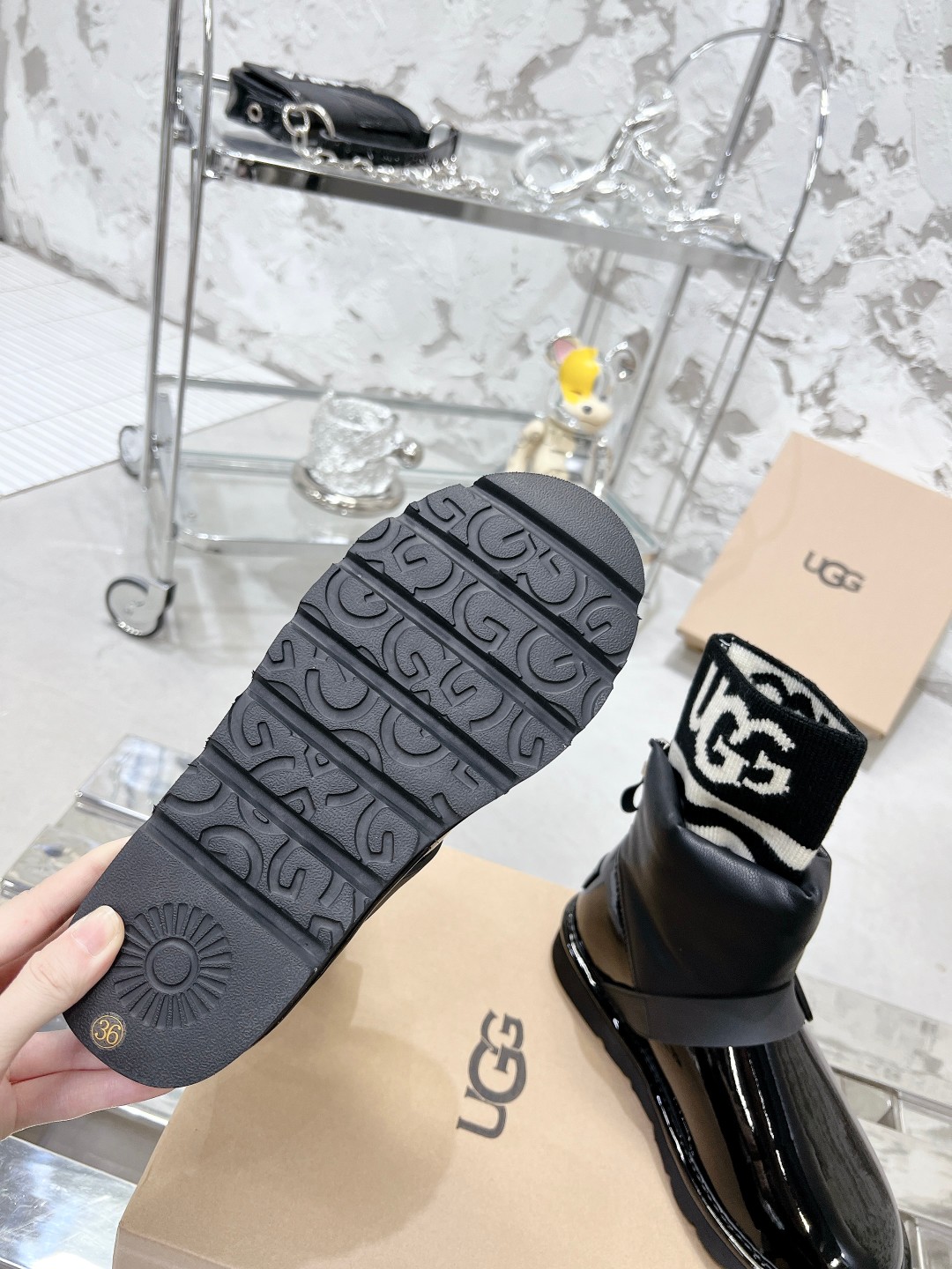 UGG上新 二代 袖筒雪地靴 - 防寒性と快適性を兼ね備えた一足