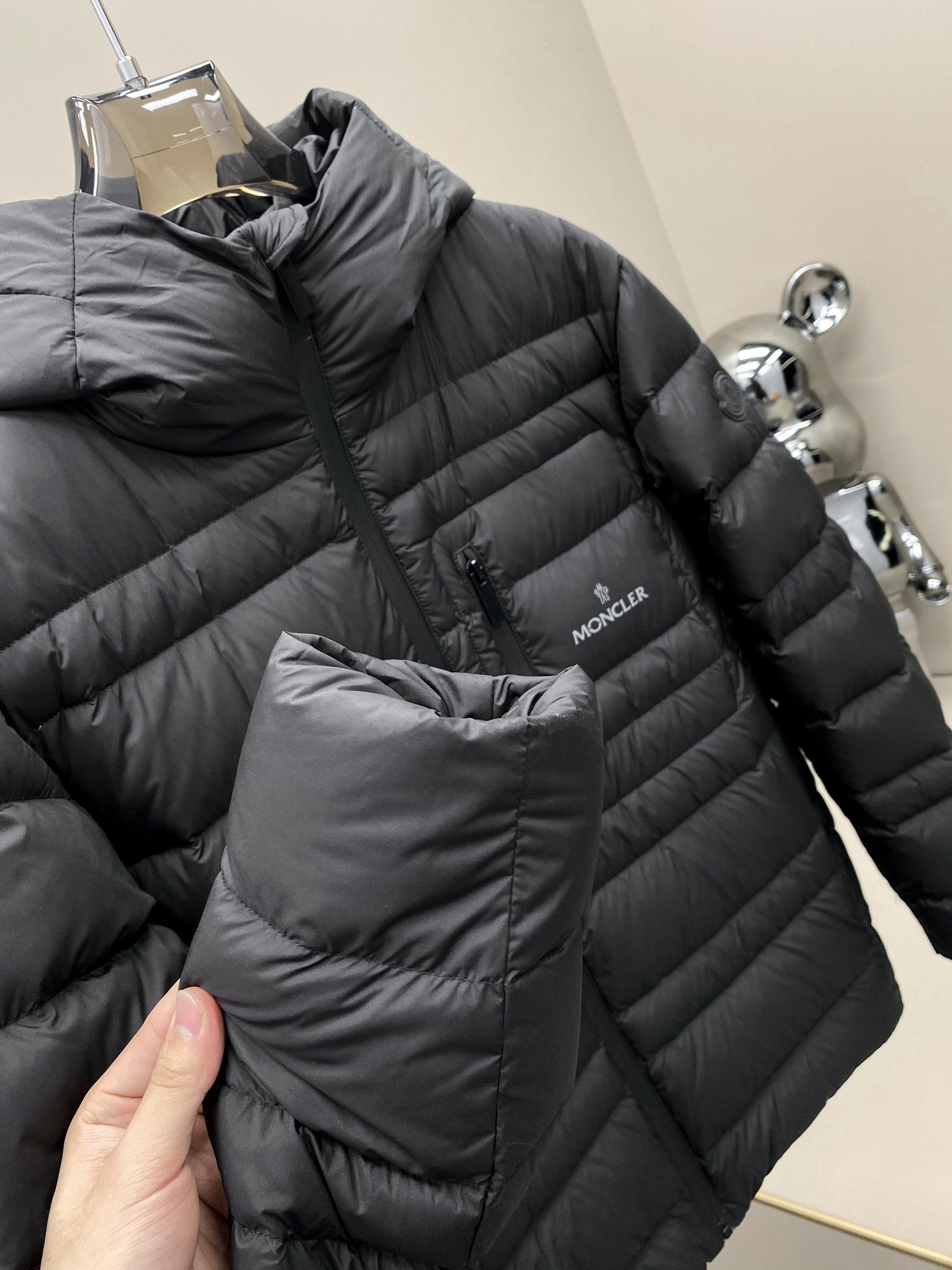 moncler24SS官网同步更新连帽轻薄款羽绒服商品详情Guesmi羽绒夹克采用LongueSaiso