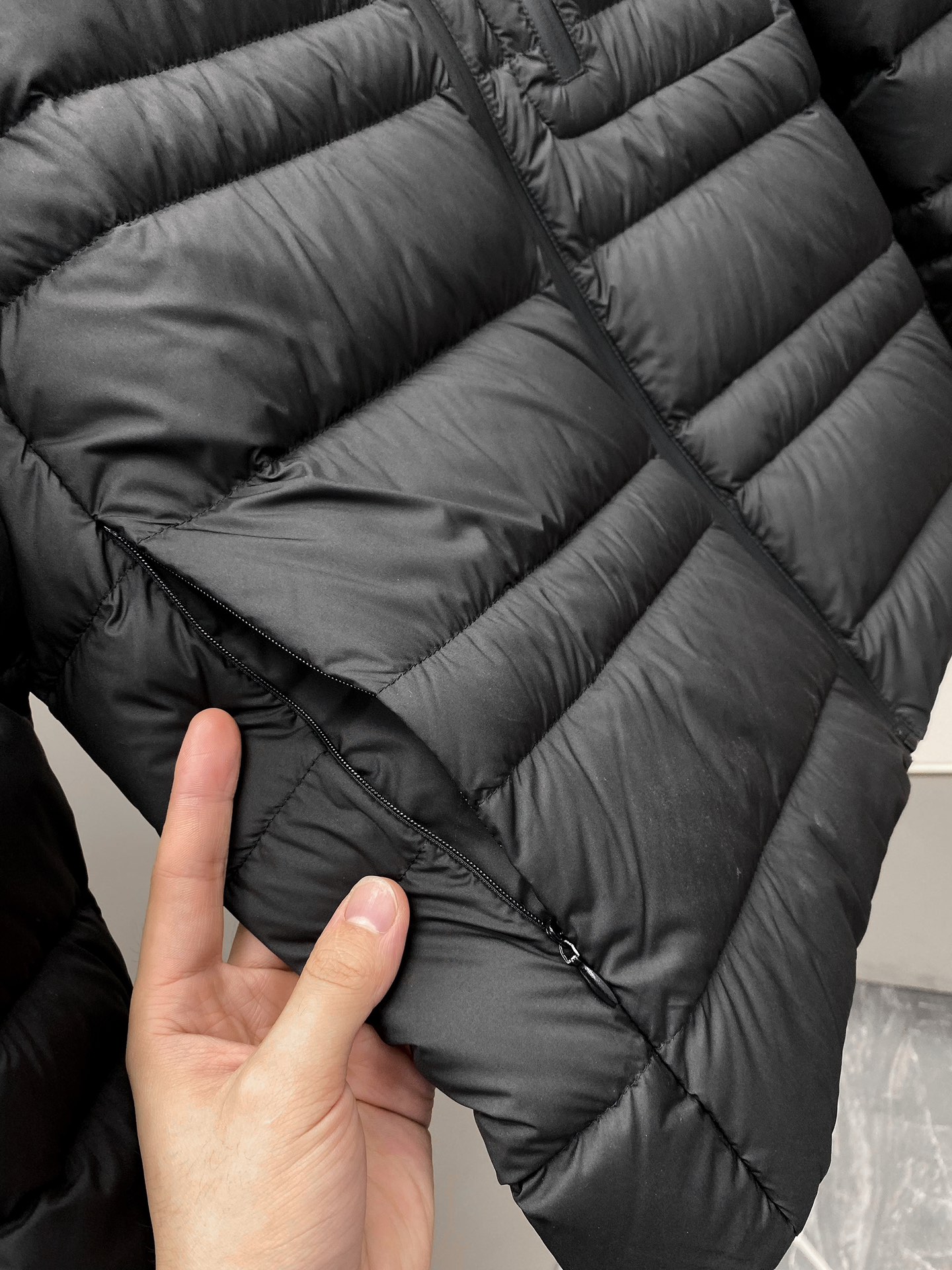 moncler24SS官网同步更新连帽轻薄款羽绒服商品详情Guesmi羽绒夹克采用LongueSaiso