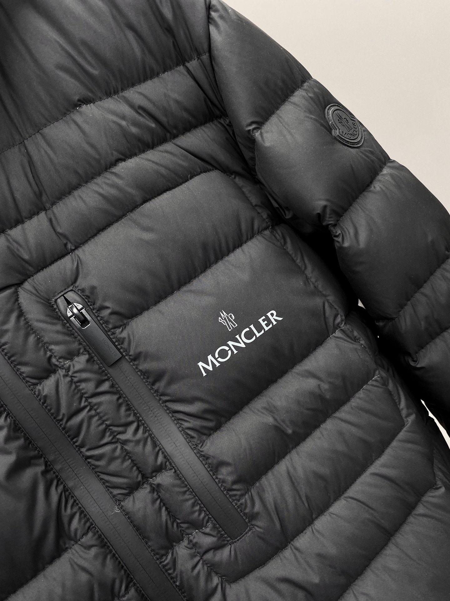 moncler24SS官网同步更新连帽轻薄款羽绒服商品详情Guesmi羽绒夹克采用LongueSaiso