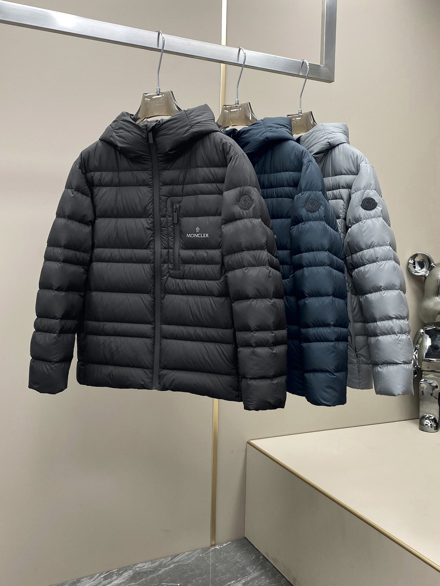 moncler24SS官网同步更新连帽轻薄款羽绒服商品详情Guesmi羽绒夹克采用LongueSaiso