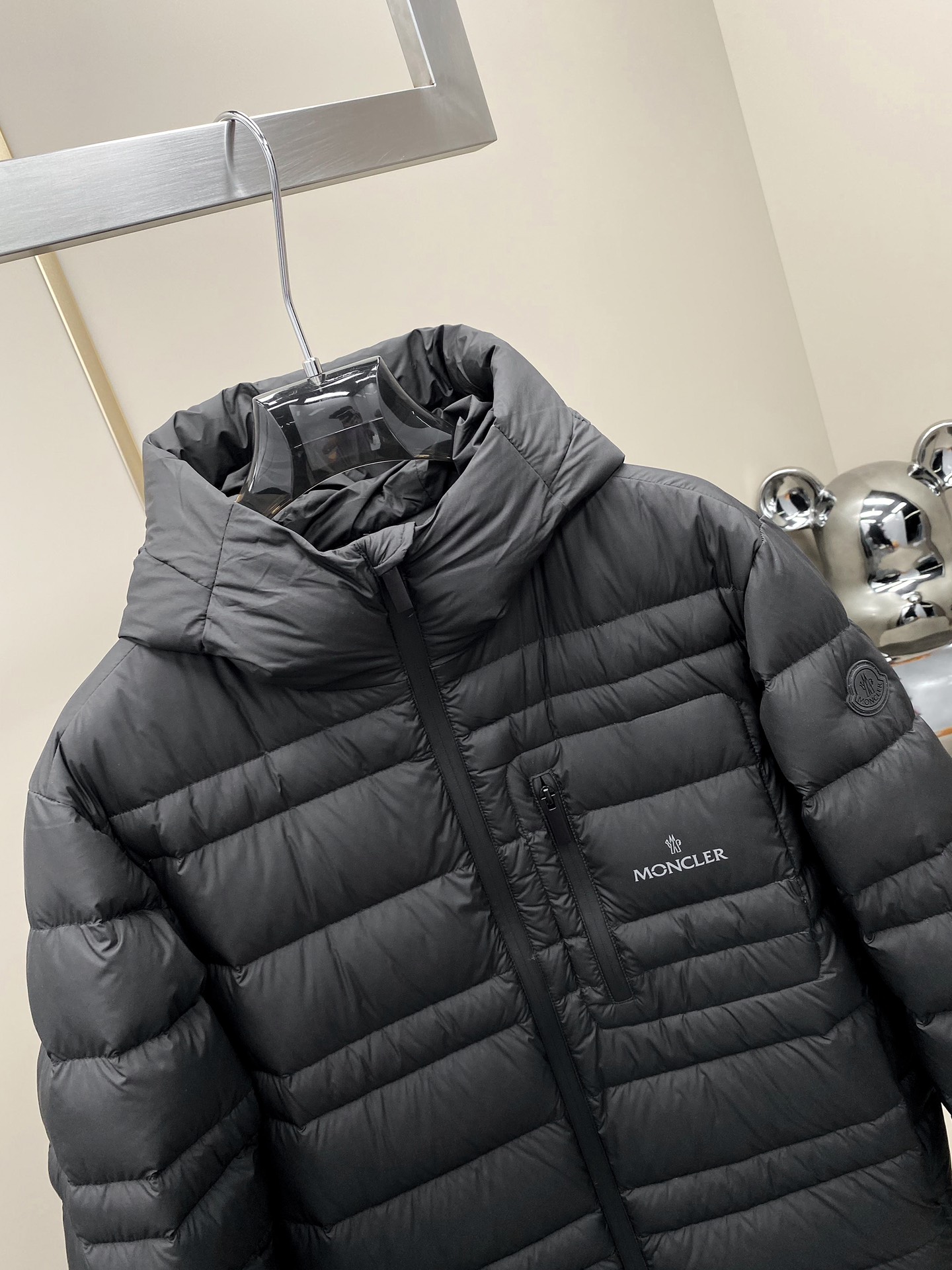 moncler24SS官网同步更新连帽轻薄款羽绒服商品详情Guesmi羽绒夹克采用LongueSaiso