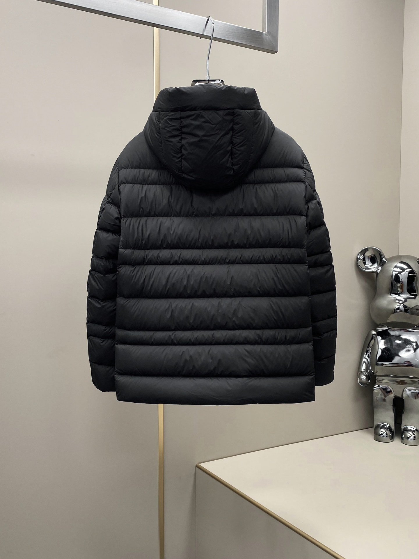 moncler24SS官网同步更新连帽轻薄款羽绒服商品详情Guesmi羽绒夹克采用LongueSaiso