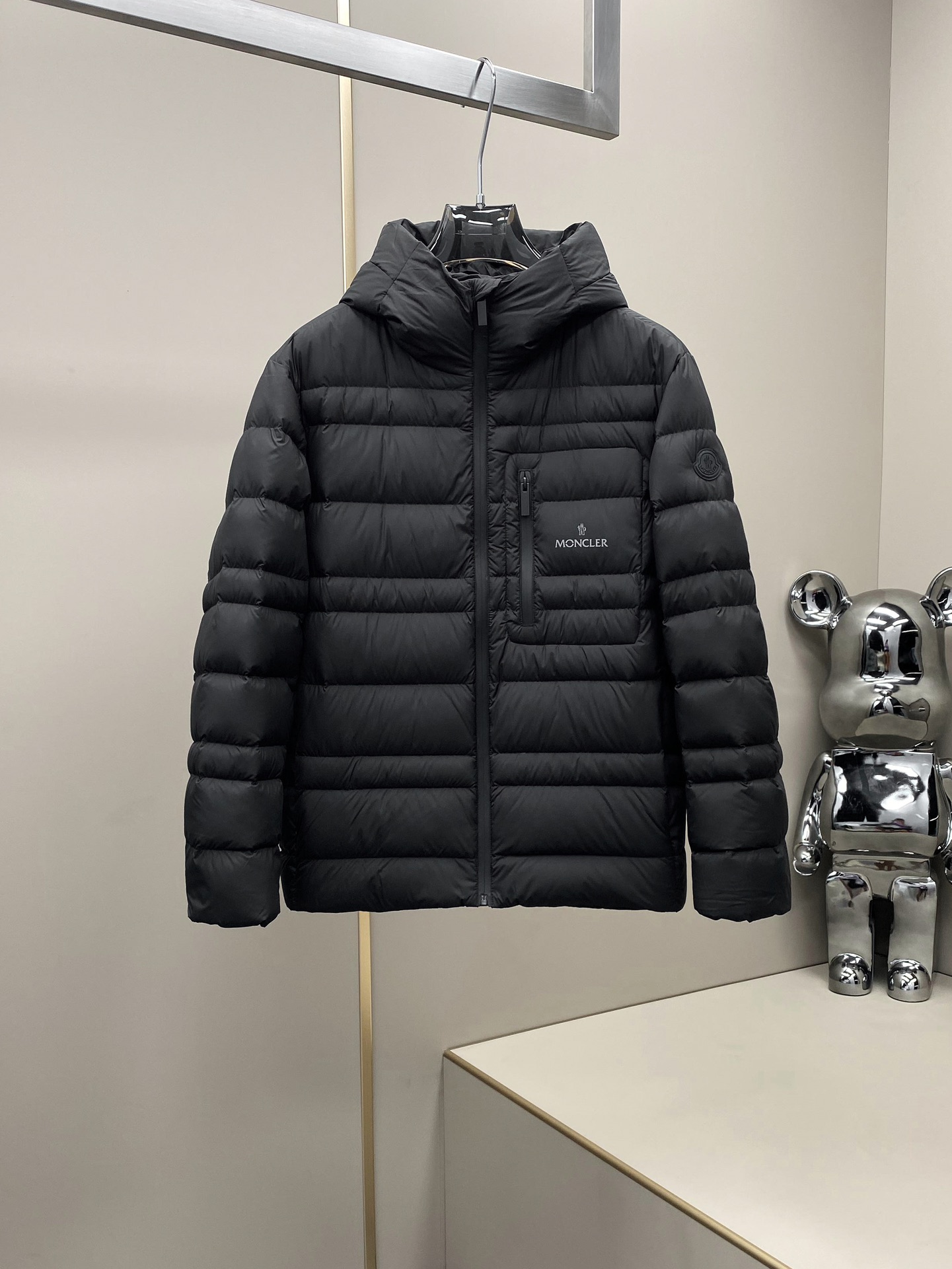 moncler24SS官网同步更新连帽轻薄款羽绒服商品详情Guesmi羽绒夹克采用LongueSaiso