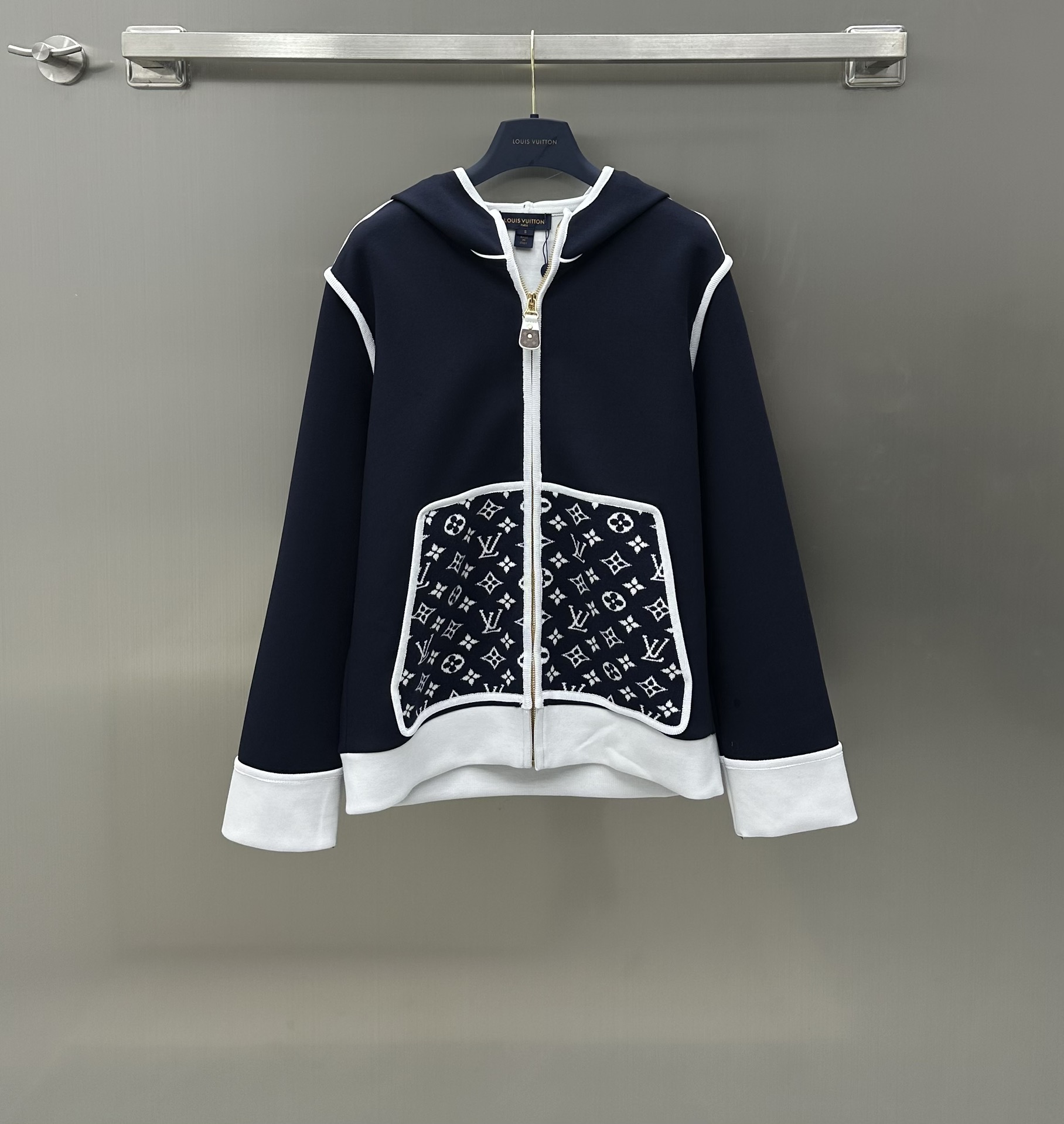 NO:696755,Louis Vuitto* New arrivals. Presbyopic pocket assault suit. Customized YB twill cotton fabric. Treated with mercerization. The texture is crisp and stylish. The contrasting color pocket decoration is used. The cuffs and hem webbing are designed with contrasting colors. The overall coordination is coordinated without losing the sense of design. The hooded assault jacket is paired with the jogging trousers of the same period. The elastic waist drawstring design is very tolerant to the waist. It is sports and leisure, comfortable and not restrictive. The brand's classic color collision is used to establish the style.  If you like the distinctive old-fashioned style, don’t miss it. Loose-fitting tailoring. Novel and fashionable. Pre-autumn series. Suit design shows the brand tone. High version 2 colors, Louis Vuitton, jackets & coats, hats,19860909Louis Vuitto* 新品上架老花口袋冲锋套装定制YB斜纹棉质面料 丝光工艺处理 质感挺括有型 沿用老花撞色口袋装饰 袖口下摆织带撞色设计 整体协调又不失设计感 连帽冲锋外套搭配同期慢跑长裤 弹力腰抽绳设计对腰围包容性强 运动休闲舒适不束缚 沿用品牌经典颜色碰撞 奠定风格走位 喜欢有特点的老花款一定不要错过 宽松版型剪裁 新颖时尚 早秋系列 套装设计 呈现品牌调性  高版本2色,,louis vuitton,jackets & coats,hats,,Women's clothing