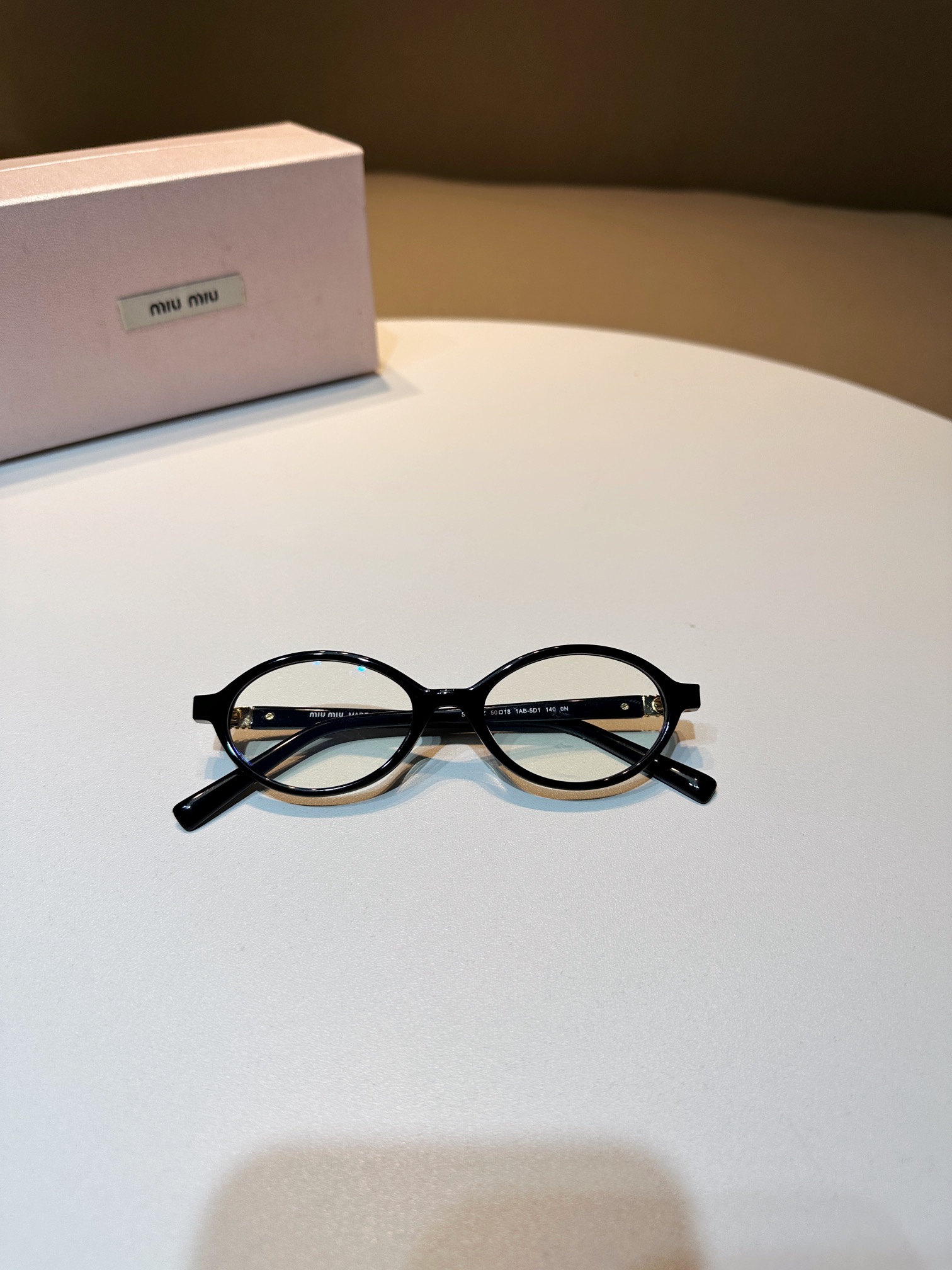 pzedqe 零售ebdydb新款 miumiu新品首发 SMU04z，“书呆子”平光镜近视眼镜架，蓝光片不近视可以直接佩戴，素颜神器，时尚个性款，男女同款，专柜两色出品！尺寸 ：wdey-18-ysdwz