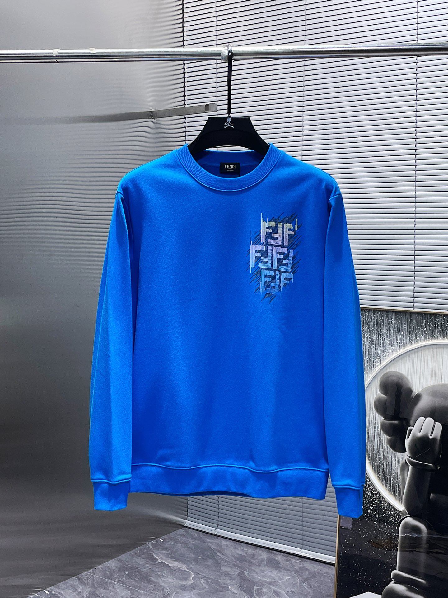 NO:123921,Support the New Year's Return Fendi Ss Early Autumn New Style, Long Sleeve Round Neck Sweatshirt, High-end Version!  Customized fabrics for counters are breathable and comfortable, with impeccable details, and the brand element design concept reflects high quality. The feel is delicate and soft!  It is casually cut, with a great upper body style!  Size M-3XL Size data M Clothes Length 68 Bust 108 Shoulder width 45 Sleeve length 62 L Clothes Length 69 Bust 112 Shoulder width 46.5 Sleeve length 63 XL Clothes Length 71 Bust 118 Shoulder width 48 Sleeve length 64 2XL Clothes Length 73 Bust 124 Shoulder width 49.5 Sleeve length 65 3XL Clothes Length 75 Bust 130 Shoulder width 51 Sleeve length 66,,fendi,fendi,hoodie,sweatshirts,alexander wang19860909支持年后退换芬迪 Fendi ss早秋新款 长袖 圆领 卫衣,高端版本！专柜定制面料 透气舒适度高,细节无可挑剔,品牌元素设计理念,体现高品质.手感细腻柔软！呈现休闲裁剪,上身版型超赞！码数M-3XL 尺码数据 M 衣长68 胸围108 肩宽45 袖长62 L 衣长69 胸围112 肩宽46.5 袖长63 XL 衣长71 胸围118 肩宽48 袖长64 2XL 衣长73 胸围124 肩宽49.5 袖长65 3XL 衣长75 胸围130 肩宽51 袖长66,,fendi,fendi,hoodie,sweatshirts,alexander wang,Men's clothing