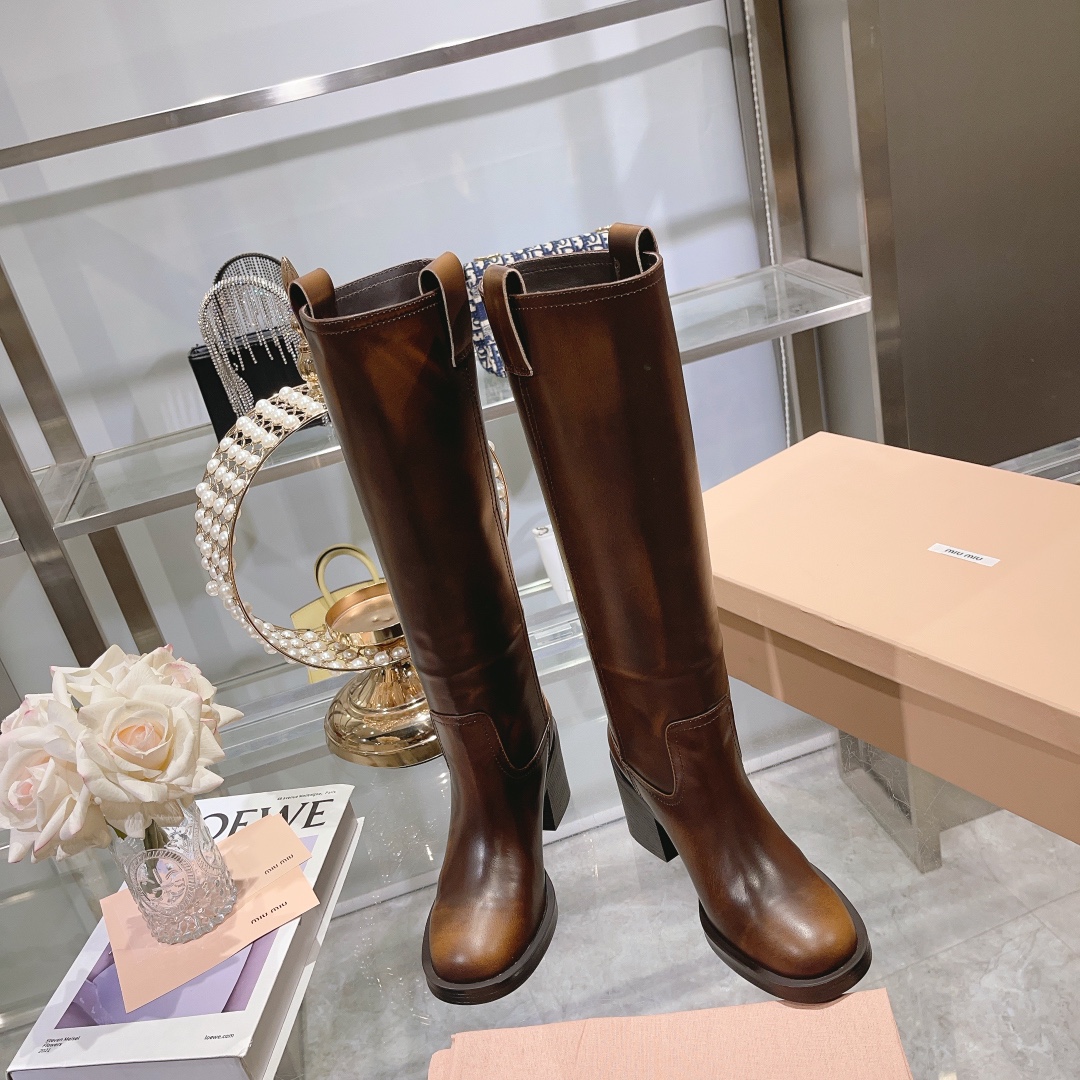 NO:467206,The 16-inch 25 autumn and winter show new boots are the most worth buying boots this year without a single one!  Many internet celebrities have taken it. Miumiu is really cool and spicy this autumn and winter. The limited edition of autumn and winter is very difficult to buy in the counter. It looks very hard and is actually very soft and easy to wear!  Excellent feet feel!  The boots are wide and can be worn with thick legs and thin legs, and they can be loose and look straight!  !  Full of punk style!  Fabric: high-end cowhide, inner beef, outsole: Italian integrated molded outsole, three colors: 35-40 (40 custom made, non-return), boots, miumiu, boots, cowhide1986090916寸25秋冬走秀新款长靴今年最值得入手的靴子 没有之一！超多网红明星上脚 miumiu今年秋冬确实泰酷辣 秋冬限定款 专柜非常难买 看着很硬的样子 其实非常软巨好穿！脚感超赞！ 靴筒宽大 不管腿粗腿细 都能穿出宽松感而且非常显腿直！！朋克风十足！ 面料: 高级牛皮 内里牛里 大底:意大利一体成型大底 三个颜色 : 35-40（40 定制不退换）,靴子,miumiu,boots,cowhide,Women's Shoes