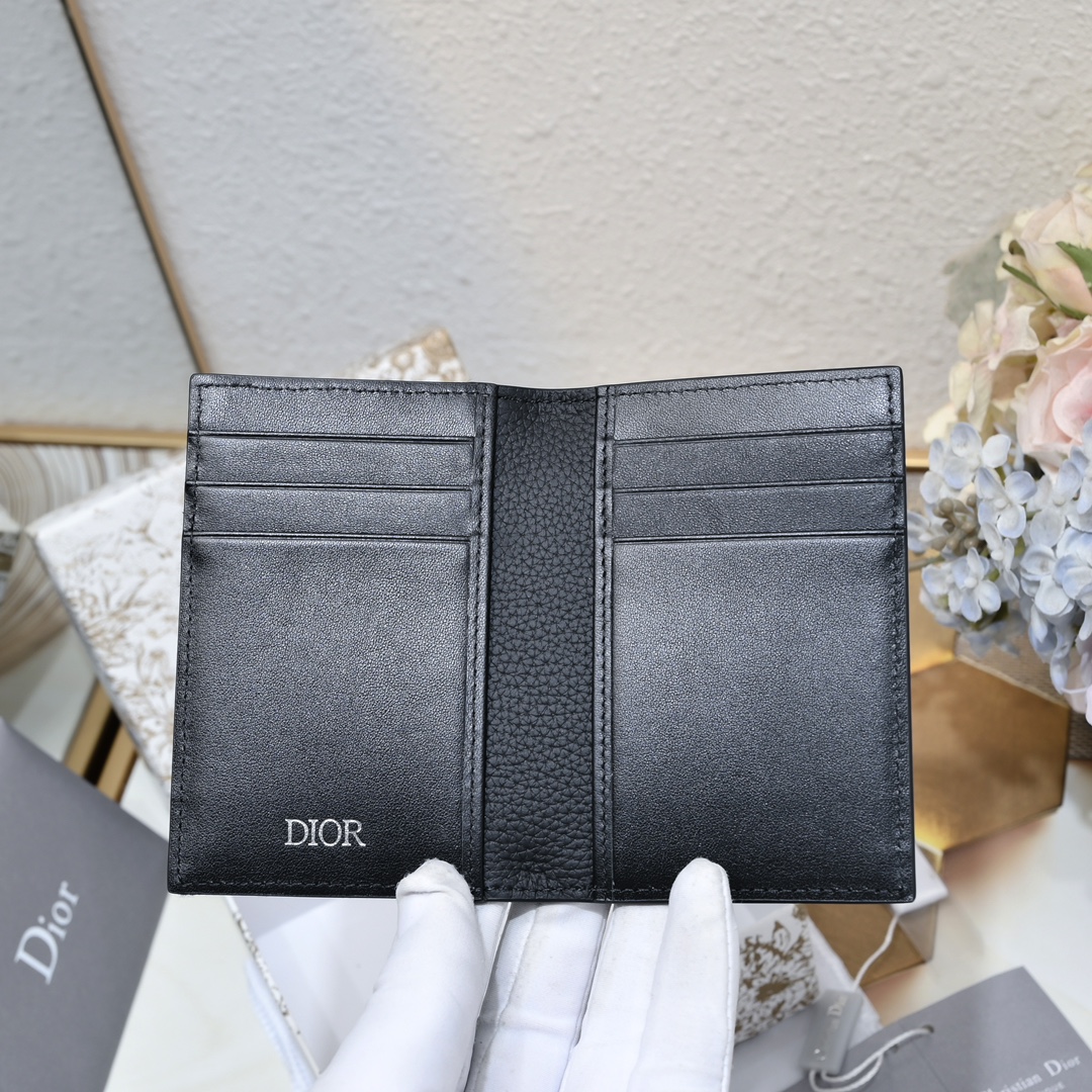Dior 黑色细工镶嵌粒面牛皮革搭配米色和黑色Oblique印花面料正面金属覆层黄铜Dr标志内侧饰有D压花标志双折款式