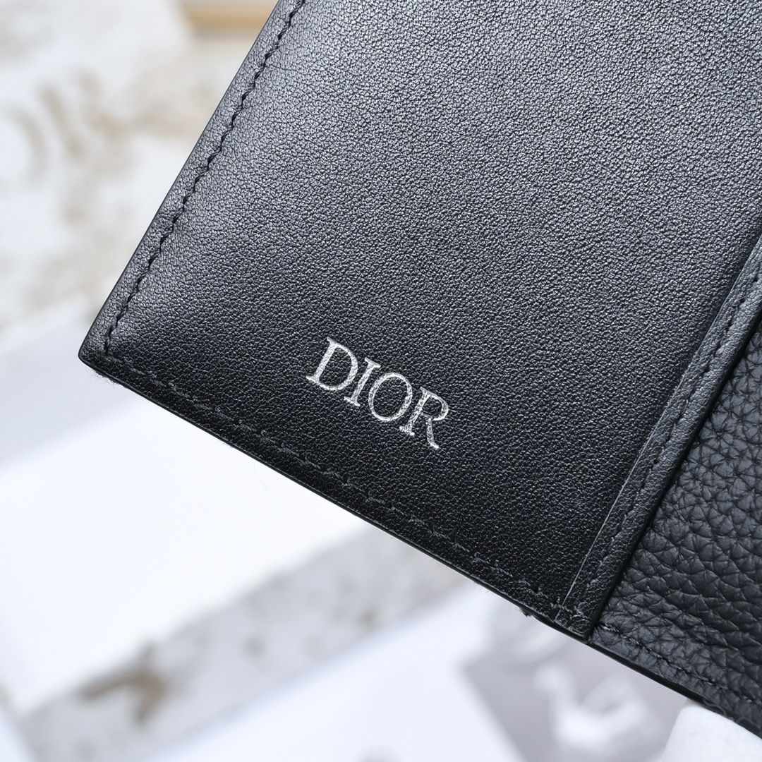 Dior 黑色细工镶嵌粒面牛皮革搭配米色和黑色Oblique印花面料正面金属覆层黄铜Dr标志内侧饰有D压花标志双折款式