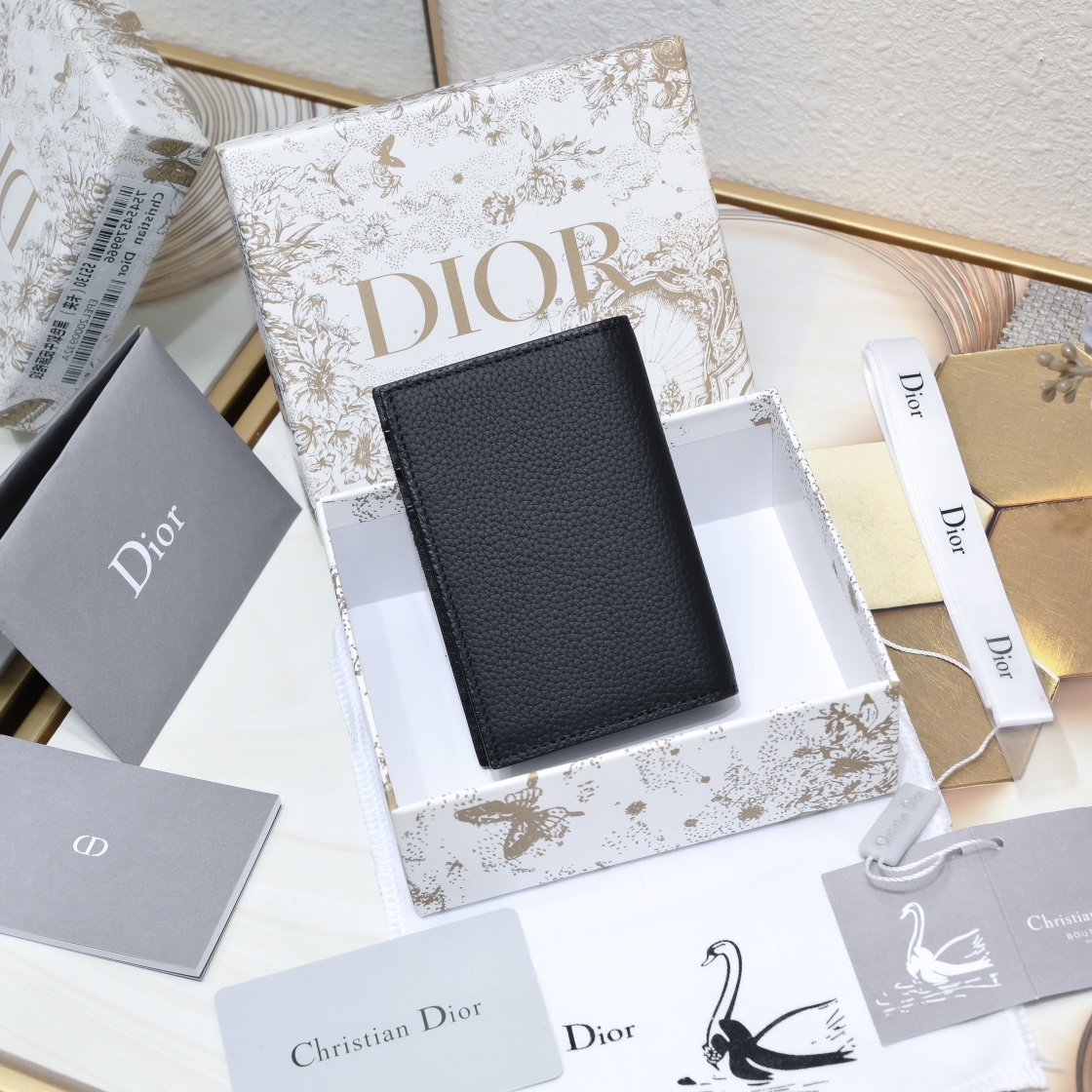 Dior 黑色细工镶嵌粒面牛皮革搭配米色和黑色Oblique印花面料正面金属覆层黄铜Dr标志内侧饰有D压花标志双折款式
