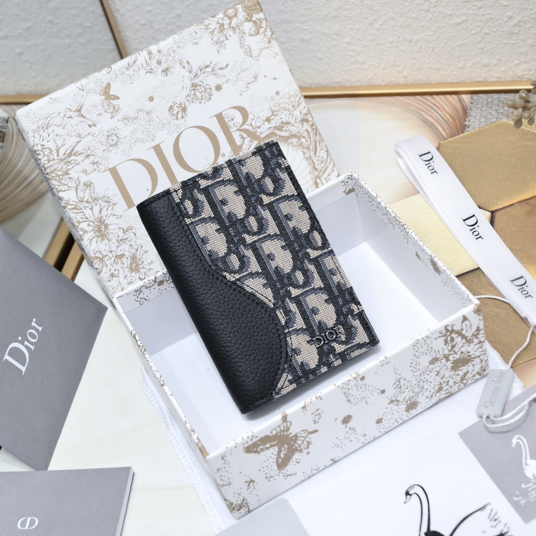 Dior 黑色细工镶嵌粒面牛皮革搭配米色和黑色Oblique印花面料正面金属覆层黄铜Dr标志内侧饰有D压花标志双折款式