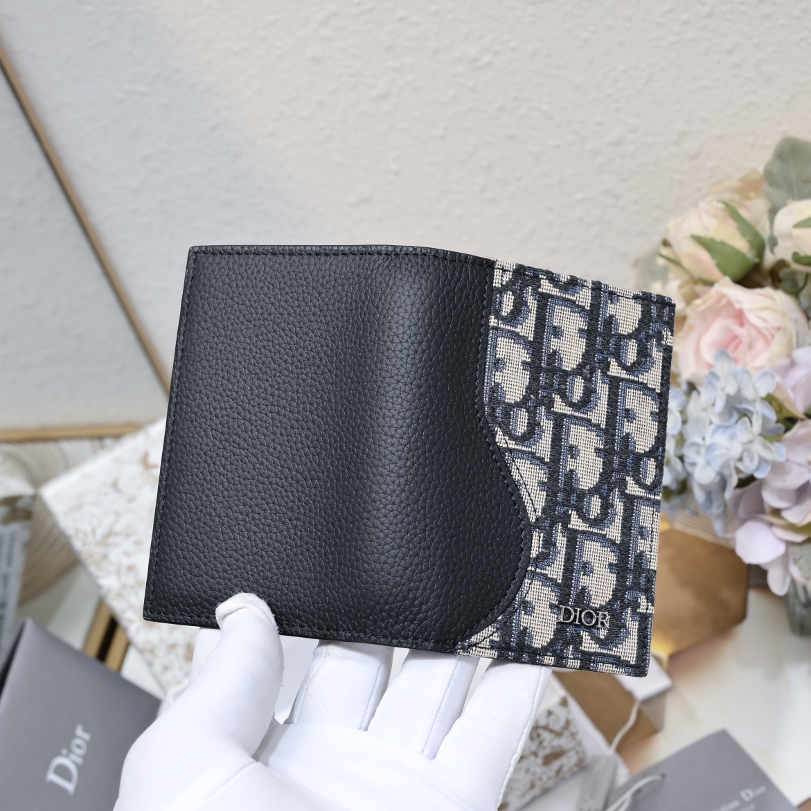 Dior 黑色细工镶嵌粒面牛皮革搭配米色和黑色Oblique印花面料正面金属覆层黄铜Dr标志内侧饰有D压花标志双折款式
