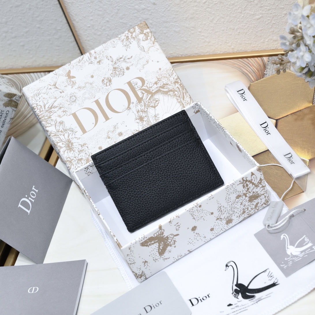 Dior 黑色粒面牛皮革搭配米色和黑色Oblique印花面料正面金属覆层黄铜Dr标志内侧饰有Dr压花标志正面3个卡槽背面3个卡槽顶部1个卡槽内含防尘袋