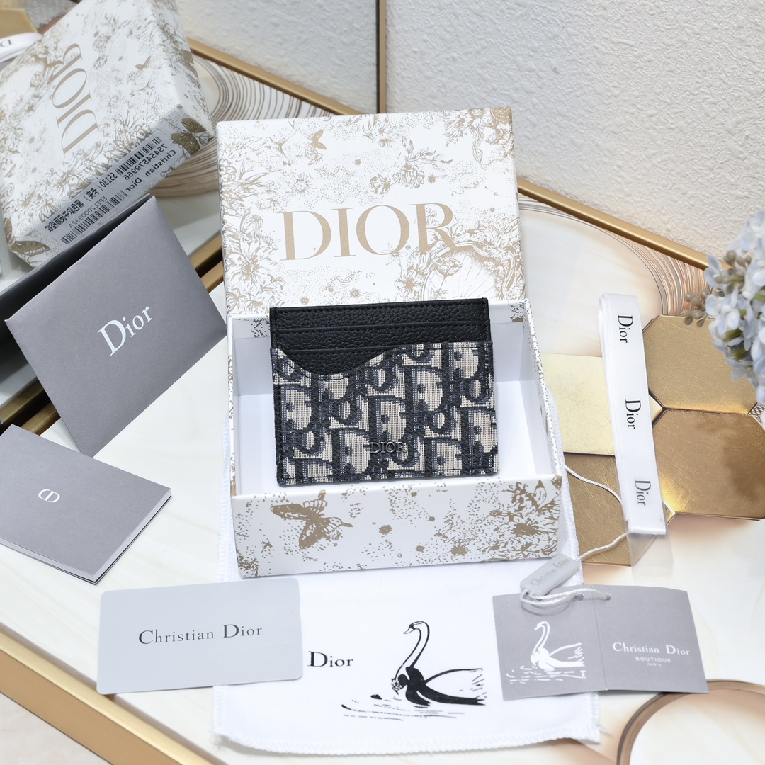 Dior 黑色粒面牛皮革搭配米色和黑色Oblique印花面料正面金属覆层黄铜Dr标志内侧饰有Dr压花标志正面3个卡槽背面3个卡槽顶部1个卡槽内含防尘袋