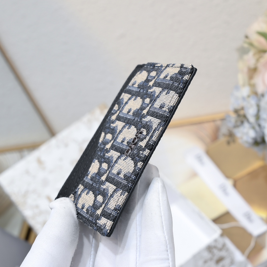 Dior 黑色粒面牛皮革搭配米色和黑色Oblique印花面料正面金属覆层黄铜Dr标志内侧饰有Dr压花标志正面3个卡槽背面3个卡槽顶部1个卡槽内含防尘袋