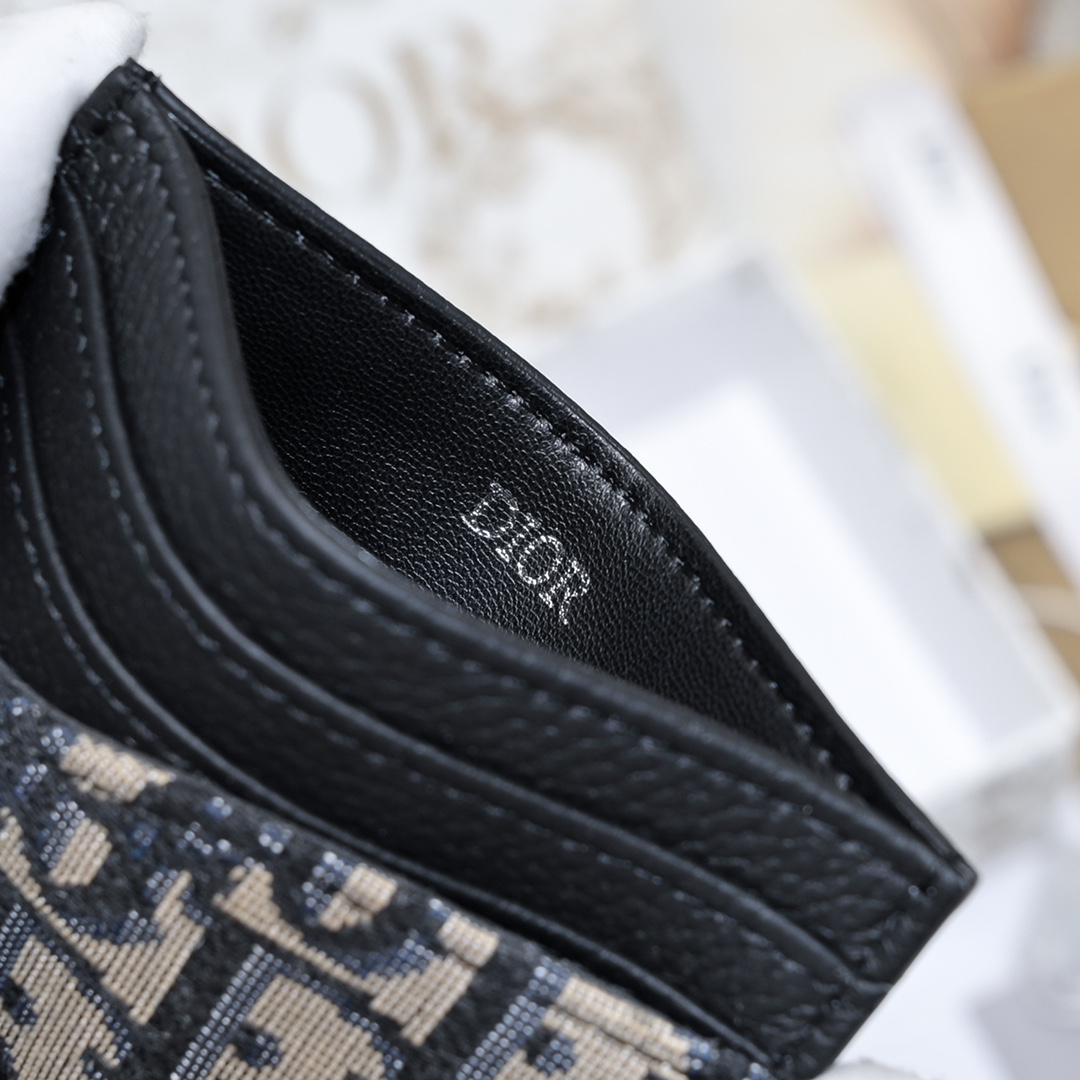 Dior 黑色粒面牛皮革搭配米色和黑色Oblique印花面料正面金属覆层黄铜Dr标志内侧饰有Dr压花标志正面3个卡槽背面3个卡槽顶部1个卡槽内含防尘袋