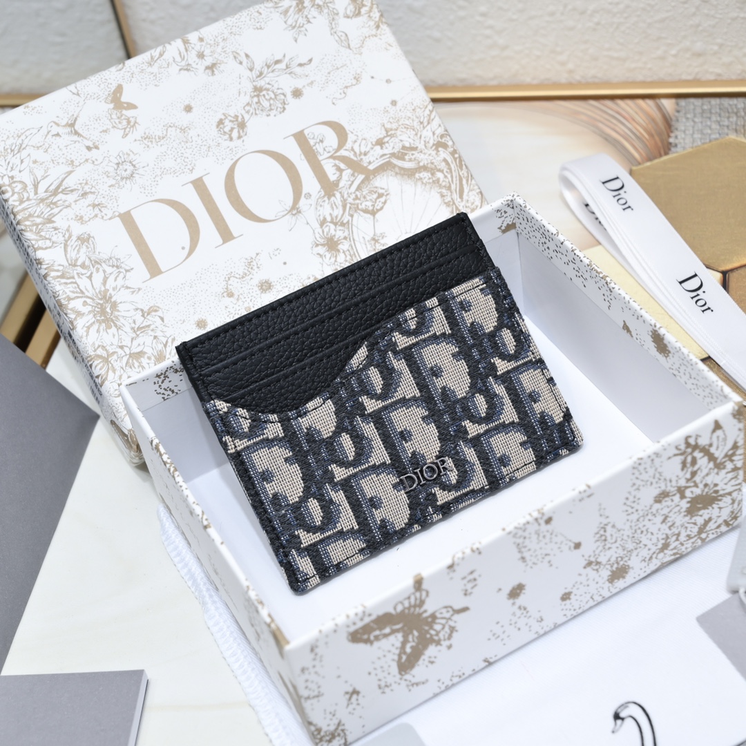 Dior 黑色粒面牛皮革搭配米色和黑色Oblique印花面料正面金属覆层黄铜Dr标志内侧饰有Dr压花标志正面3个卡槽背面3个卡槽顶部1个卡槽内含防尘袋