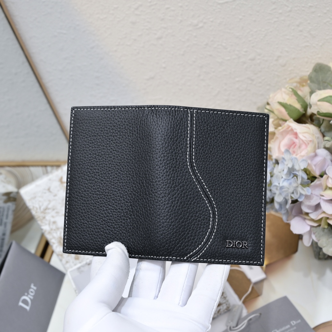 Dior 黑色细工镶嵌粒面牛皮革搭配米色和黑色Oblique印花面料正面金属覆层黄铜Dr标志内侧饰有D压花标志双折款式
