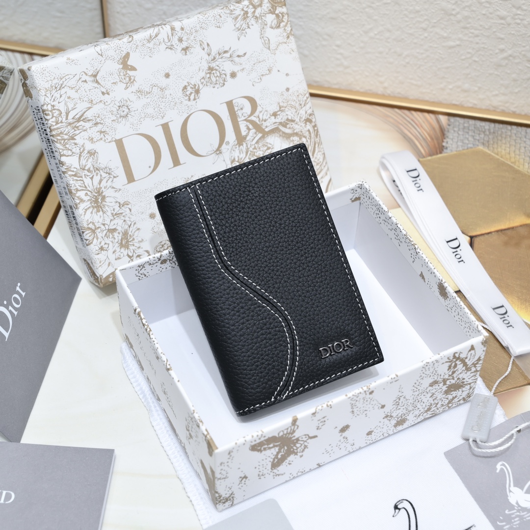 Dior 黑色细工镶嵌粒面牛皮革搭配米色和黑色Oblique印花面料正面金属覆层黄铜Dr标志内侧饰有D压花标志双折款式