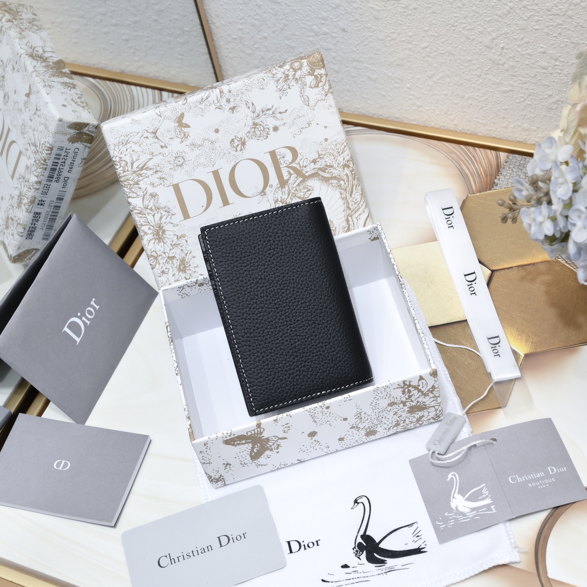 Dior 黑色细工镶嵌粒面牛皮革搭配米色和黑色Oblique印花面料正面金属覆层黄铜Dr标志内侧饰有D压花标志双折款式