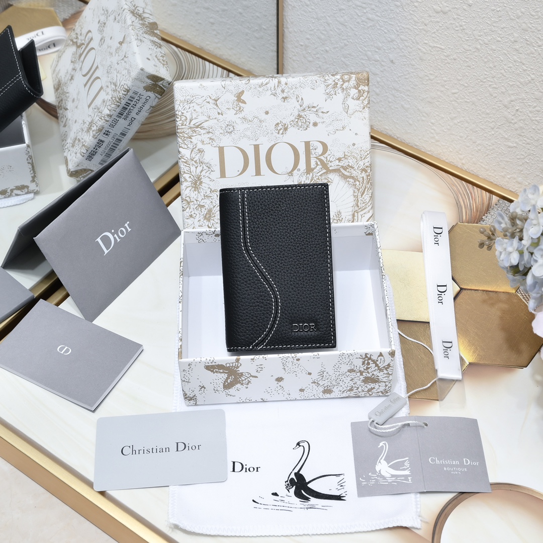 Dior 黑色细工镶嵌粒面牛皮革搭配米色和黑色Oblique印花面料正面金属覆层黄铜Dr标志内侧饰有D压花标志双折款式