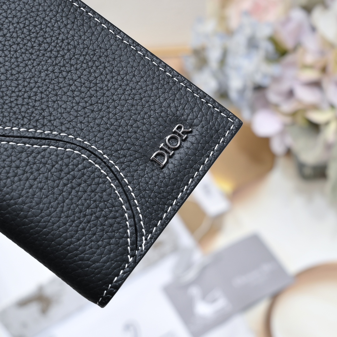 Dior 黑色细工镶嵌粒面牛皮革搭配米色和黑色Oblique印花面料正面金属覆层黄铜Dr标志内侧饰有D压花标志双折款式
