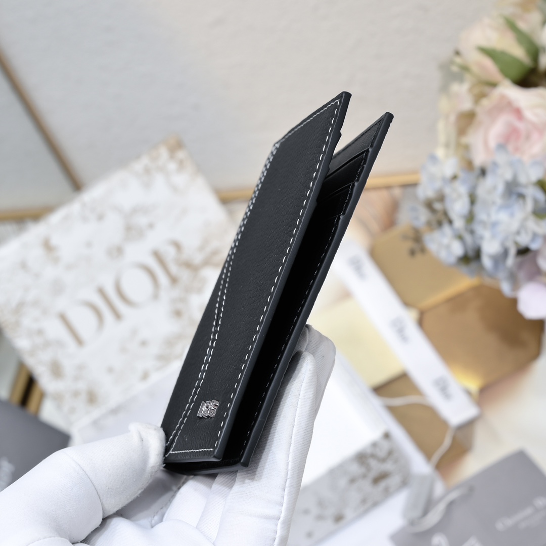 Dior 黑色细工镶嵌粒面牛皮革搭配米色和黑色Oblique印花面料正面金属覆层黄铜Dr标志内侧饰有D压花标志双折款式