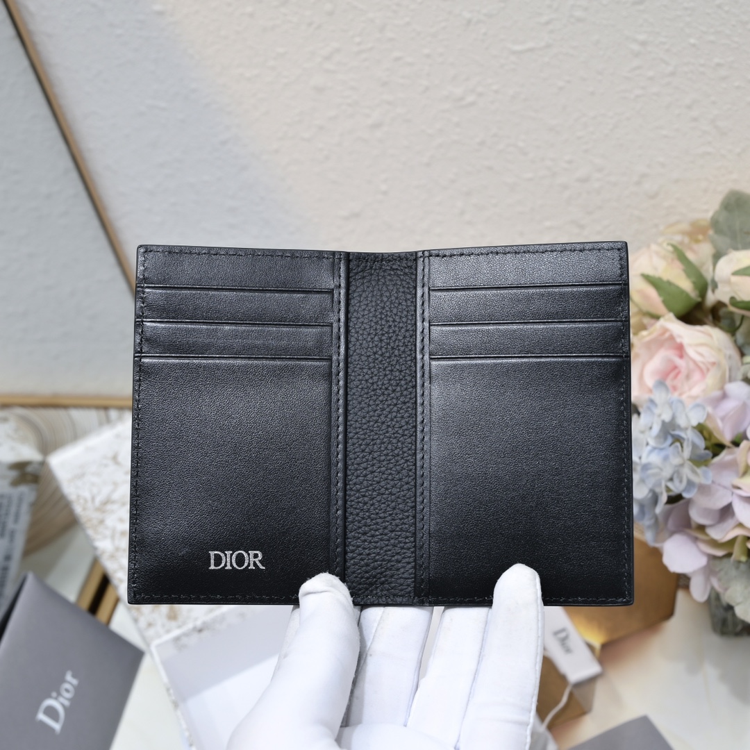 Dior 黑色细工镶嵌粒面牛皮革搭配米色和黑色Oblique印花面料正面金属覆层黄铜Dr标志内侧饰有D压花标志双折款式