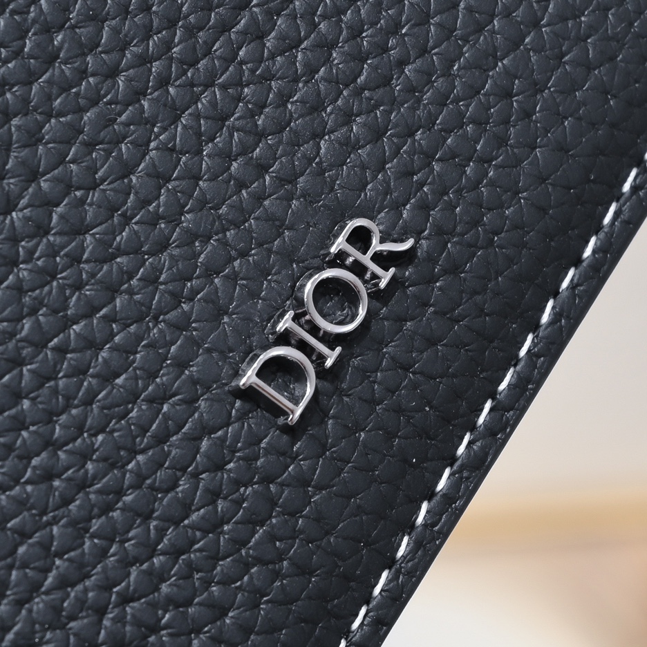 Dior 质量配图片盒子黑色粒面牛皮革编号:2ADCH164黑色粒面全皮正面金属覆层黄铜Dr标志内侧饰有Dr压花标志正面3个卡槽背面3个卡槽顶部1个卡槽内含防尘袋