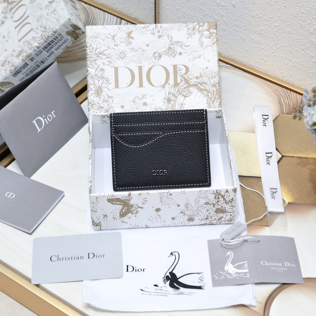 Dior 质量配图片盒子黑色粒面牛皮革编号:2ADCH164黑色粒面全皮正面金属覆层黄铜Dr标志内侧饰有Dr压花标志正面3个卡槽背面3个卡槽顶部1个卡槽内含防尘袋