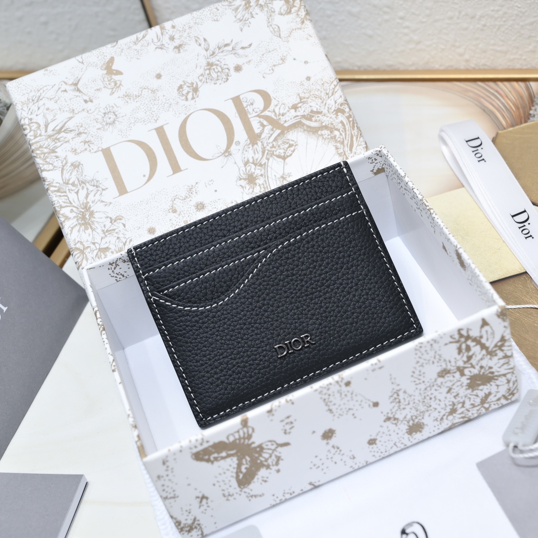 Dior 质量配图片盒子黑色粒面牛皮革编号:2ADCH164黑色粒面全皮正面金属覆层黄铜Dr标志内侧饰有Dr压花标志正面3个卡槽背面3个卡槽顶部1个卡槽内含防尘袋